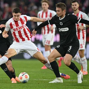 Jackson Irvine und Hauke Wahl versuchen den Ball zu gewinnen