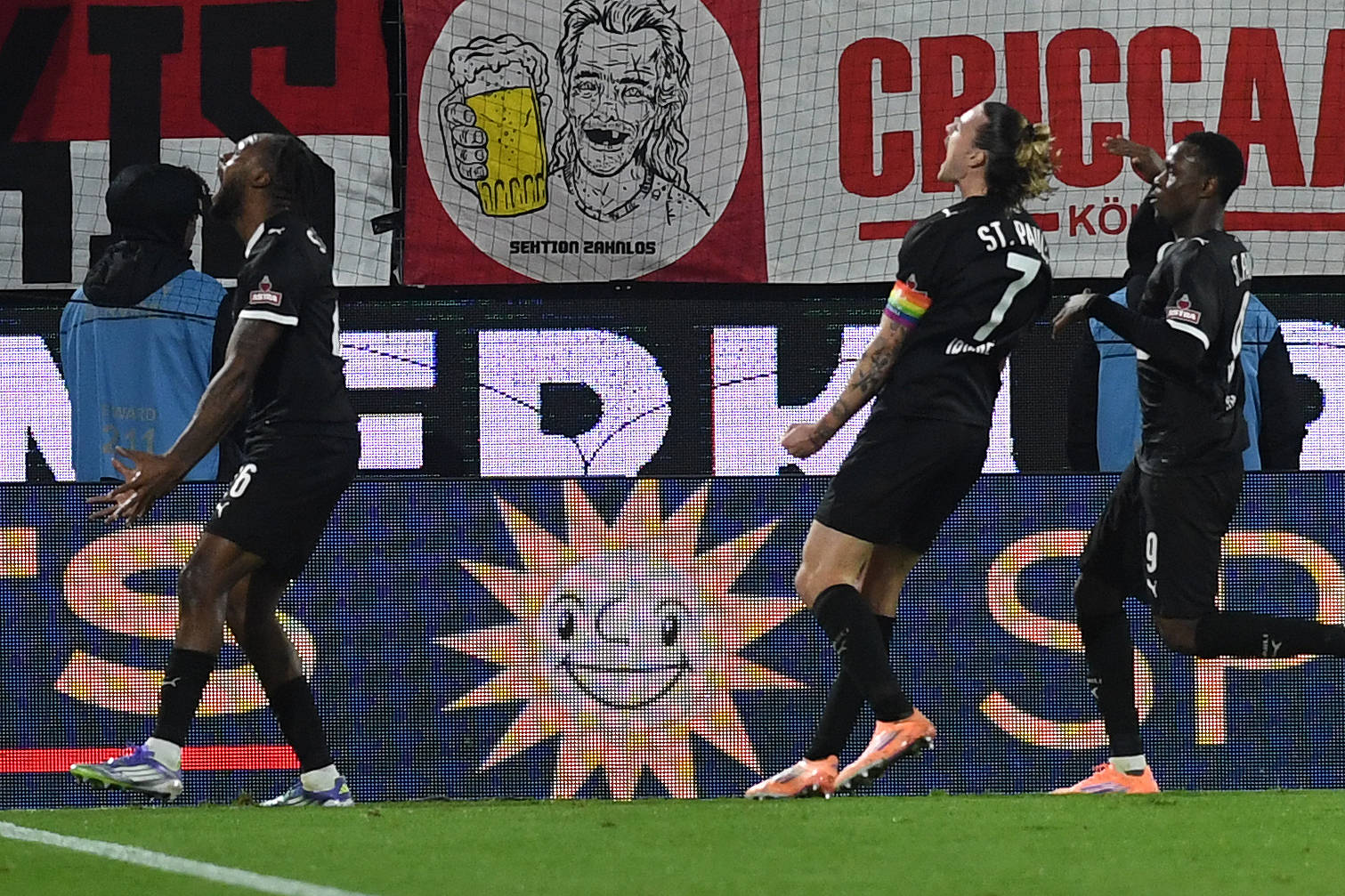 Ricky Jade-Jones, Jackson Irvine und Abulie Ceesay jubeln