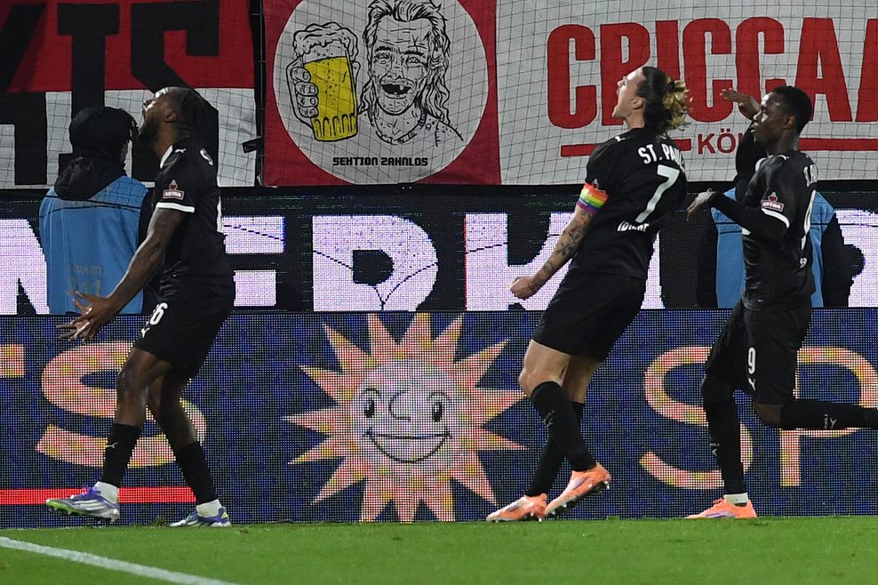 Ricky Jade-Jones, Jackson Irvine und Abulie Ceesay jubeln