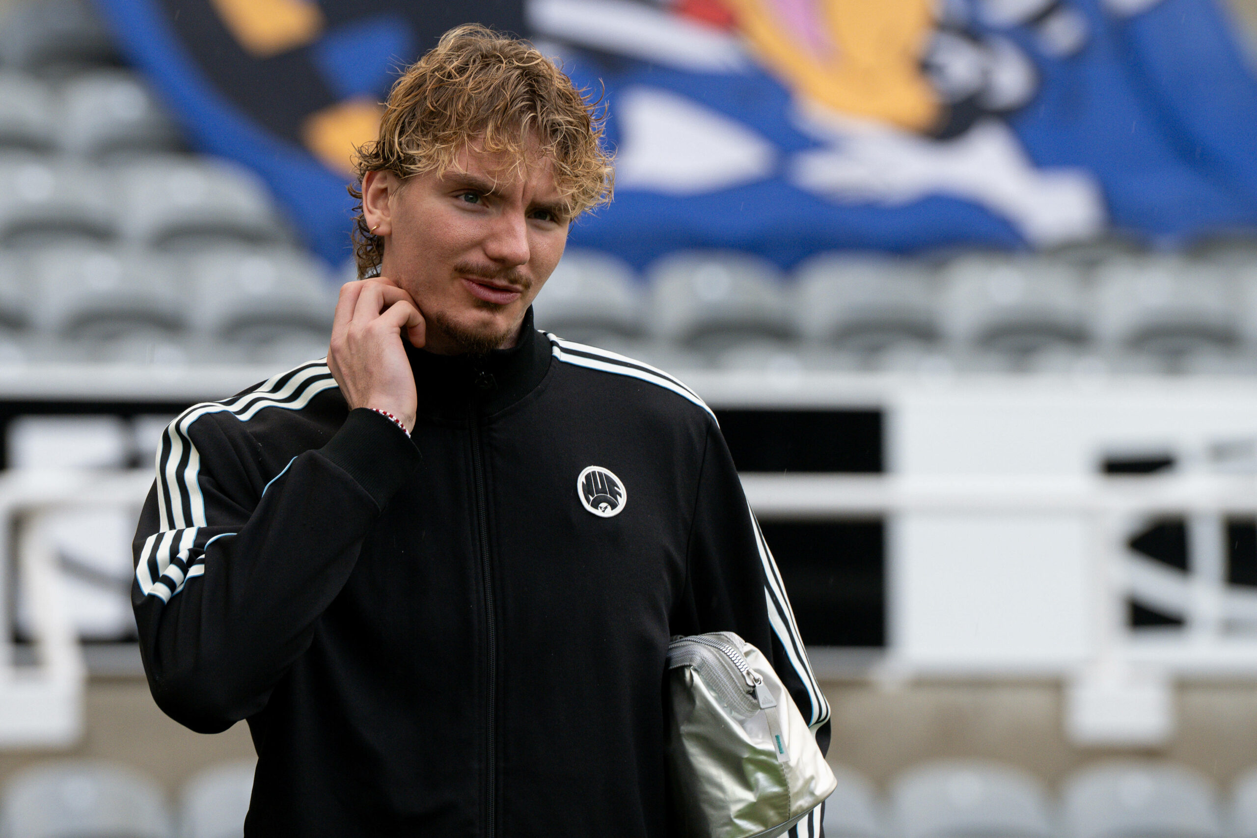 Newcastle United-Spieler Nick Woltemade schaut zufrieden