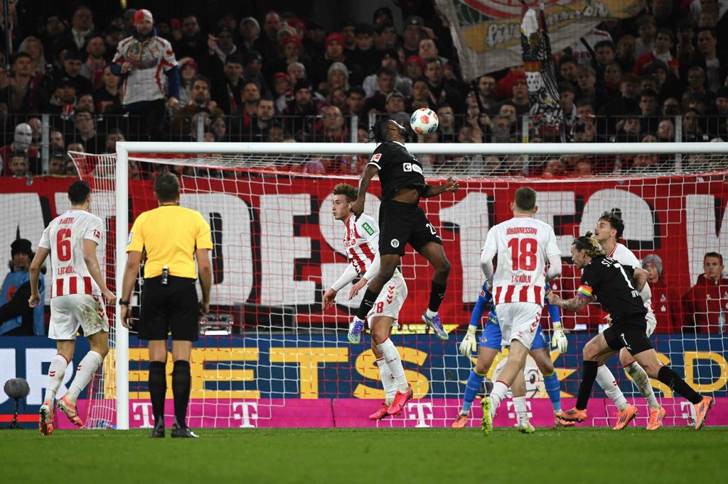 FC St. Pauli-Stürmer Ricky-Jade Jones steigt umgeben von FC Köln-Spielern zum Kopfball in die Luft