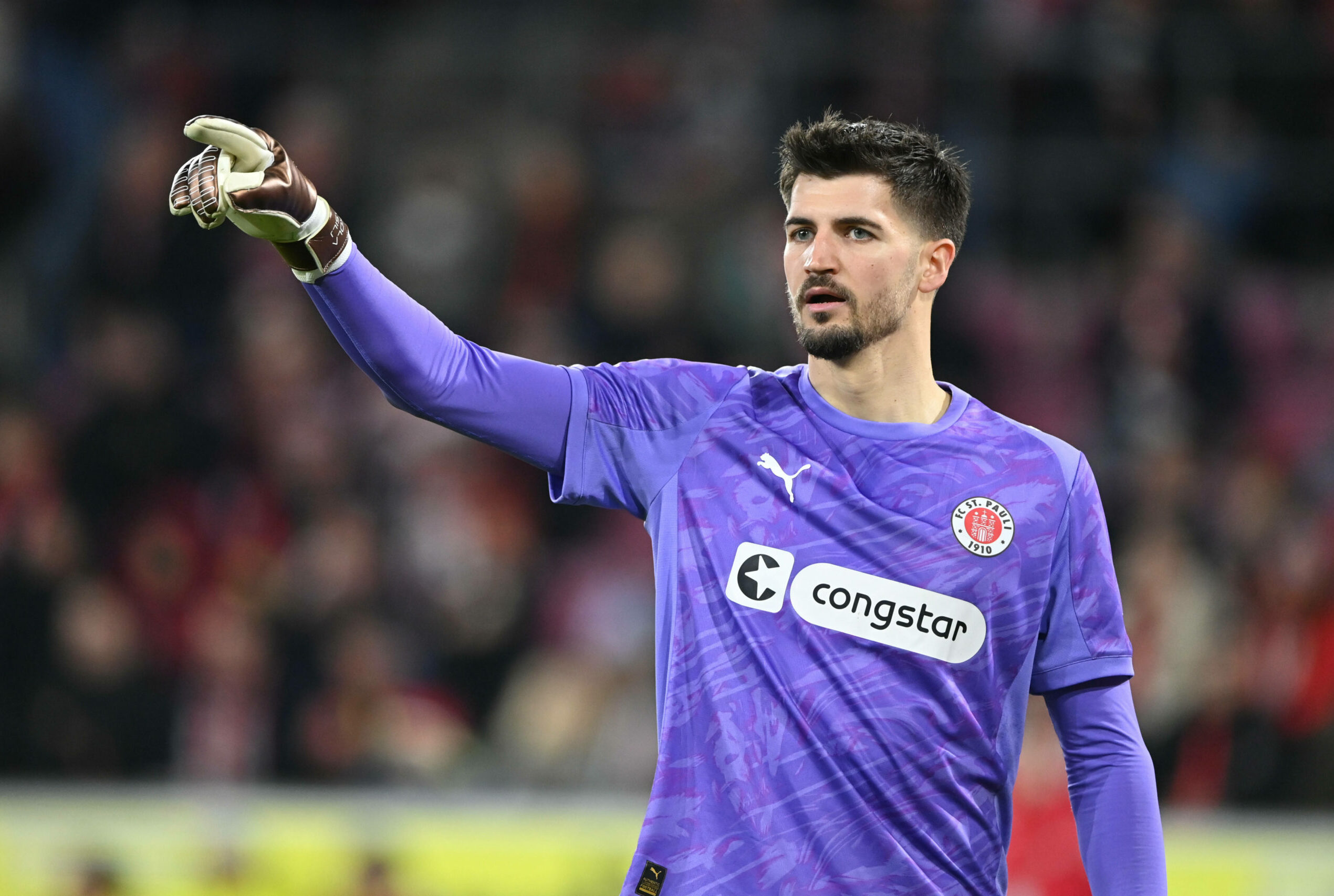 St. Pauli-Torwart Nikola Vasilj gestikuliert