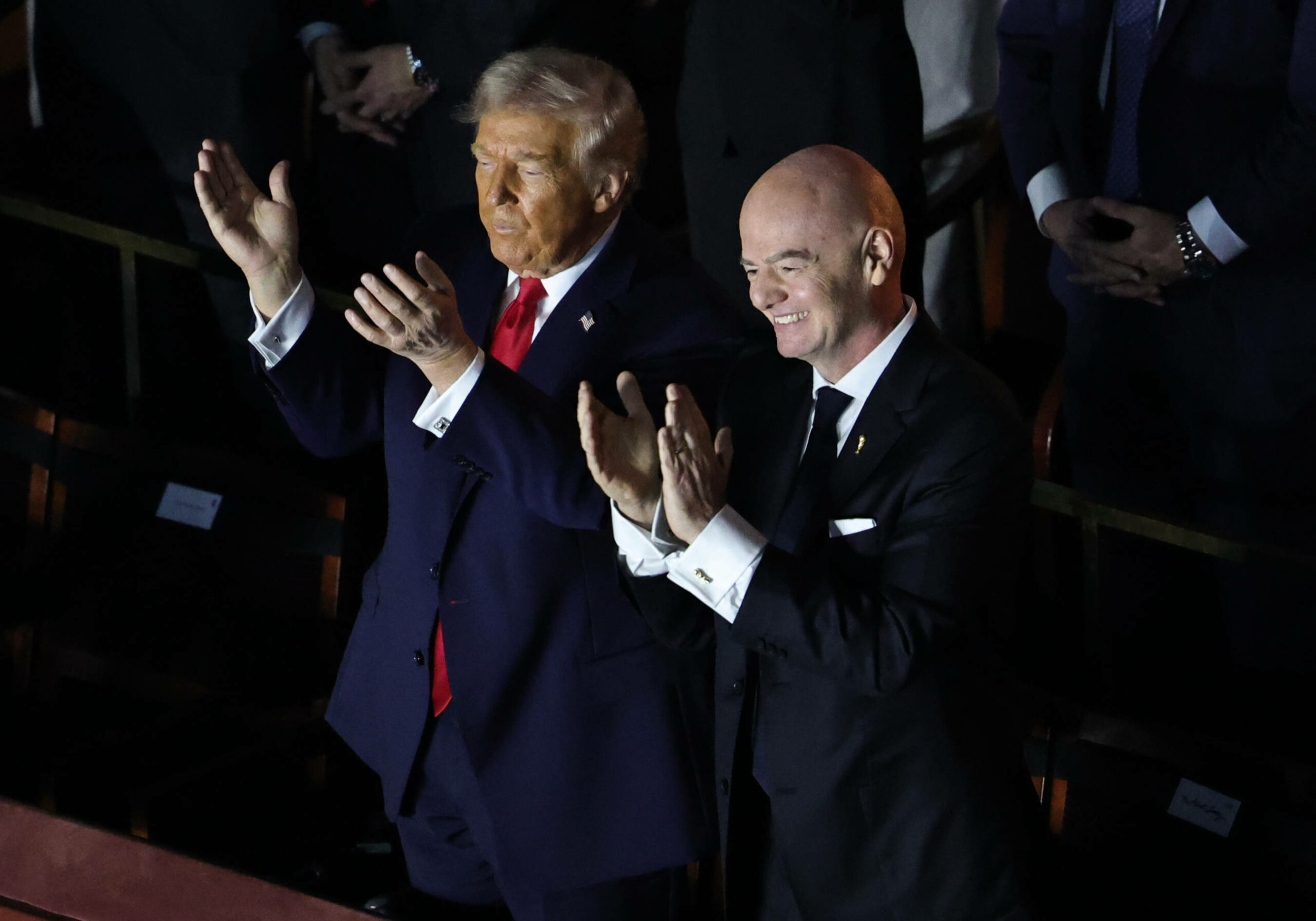 Donald Trump und Gianni Infantino klatschen