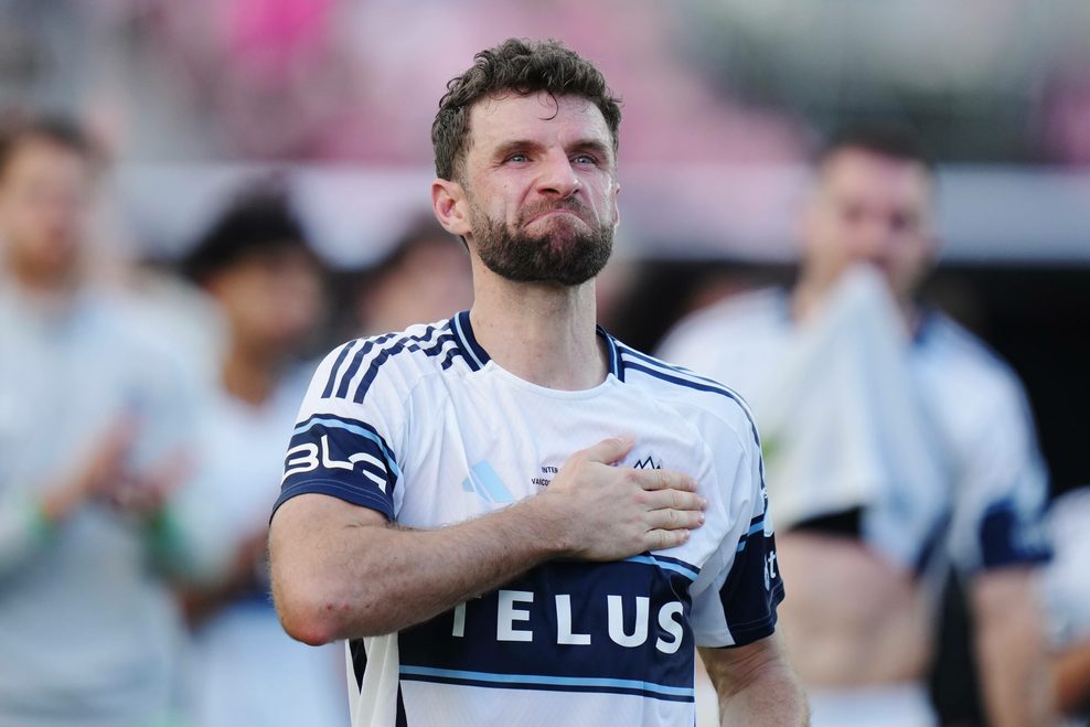 Vancouver Whitecaps-Spieler Thomas Müller legt seine Hand auf das Wappen