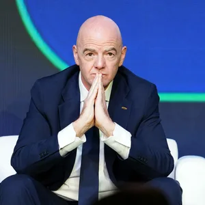 Gianni Infantino faltet die Hände, neben ihm der WM-Pokal.