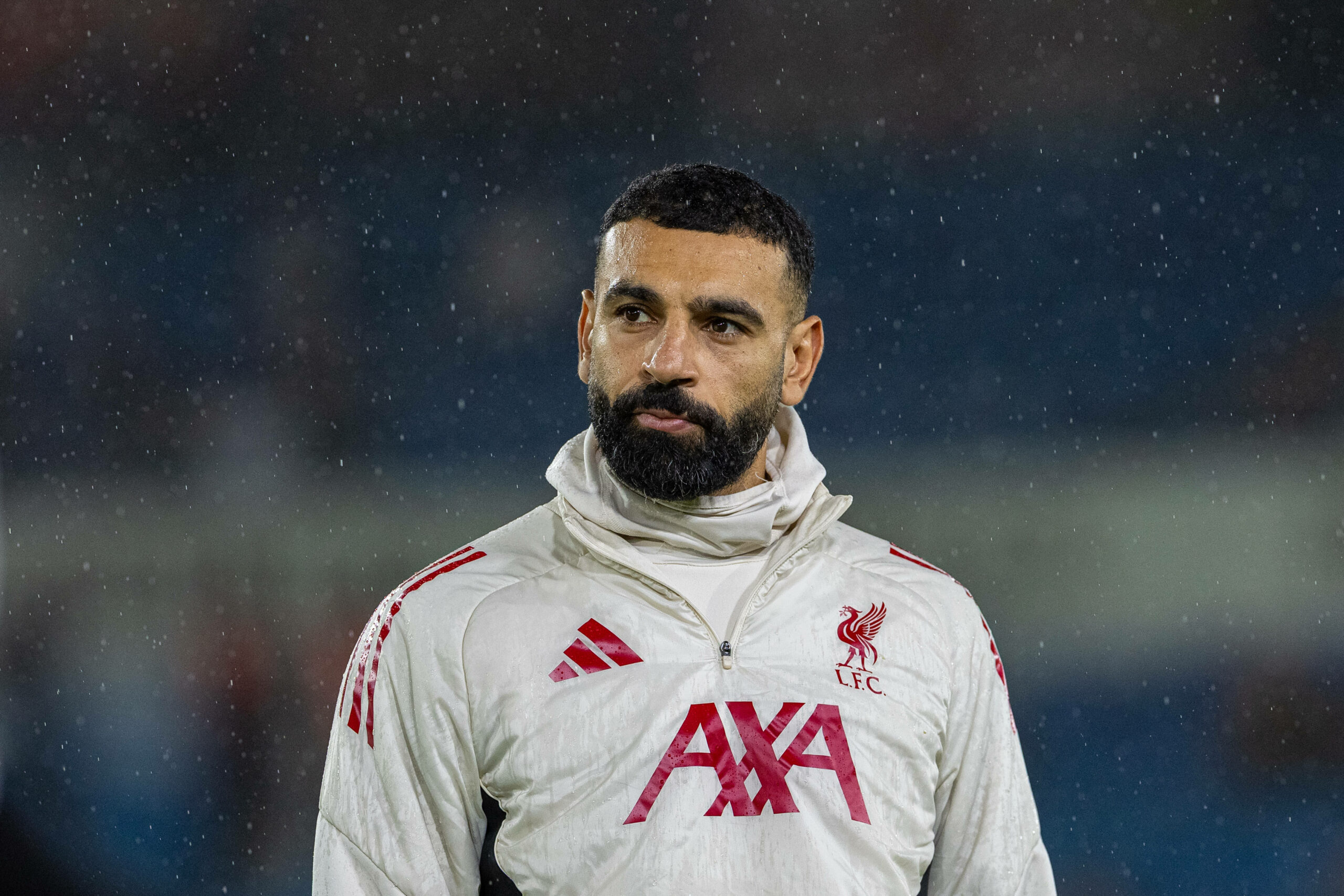 Liverpool-Spieler Mohammed Salah schaut unzufrieden am Rande des Premier League-Spiels gegen Leeds United