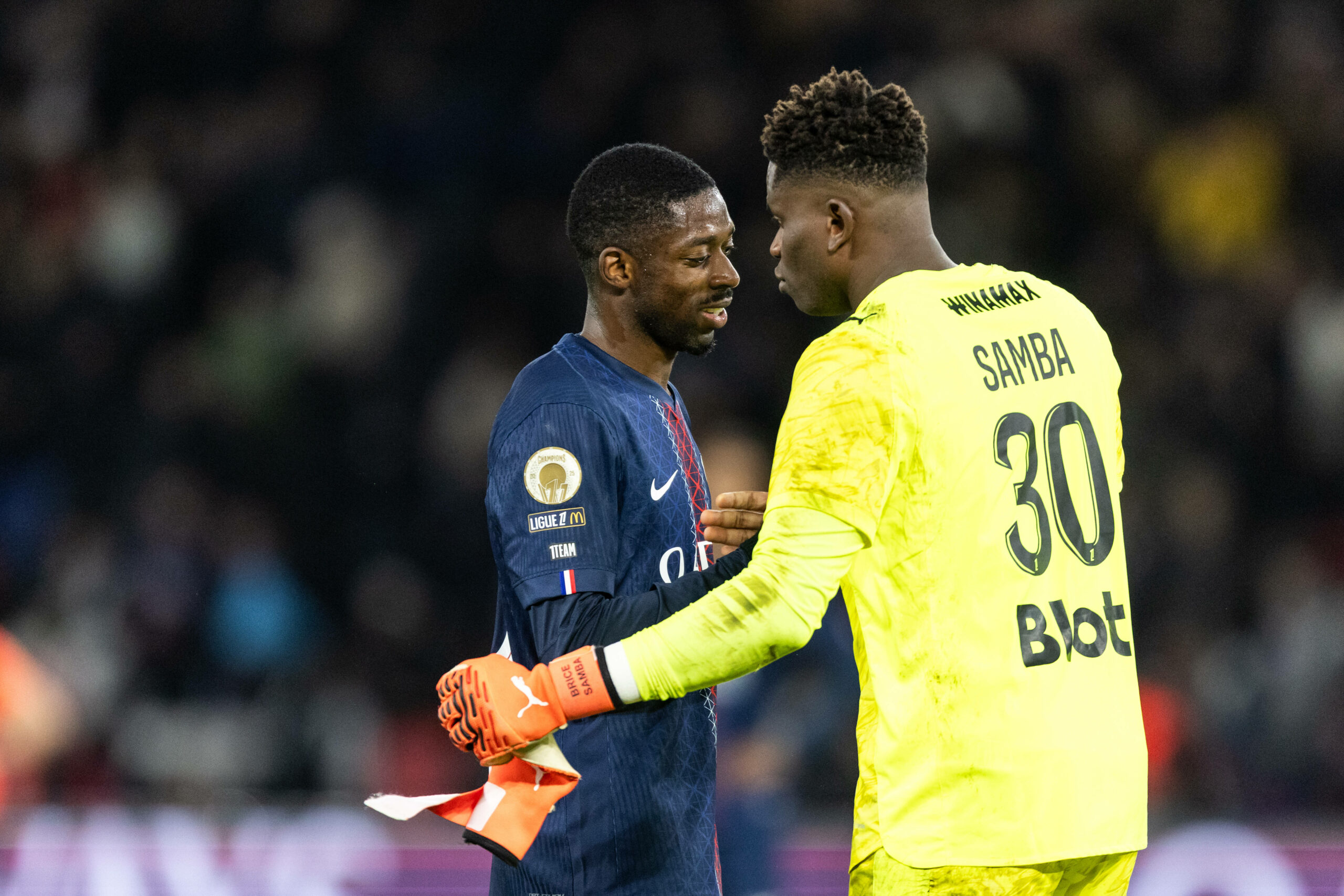 PSG-Star Ousmane Dembélé klatscht mit Rennes-Keeper Brice Samba ab und lächelt dabei.