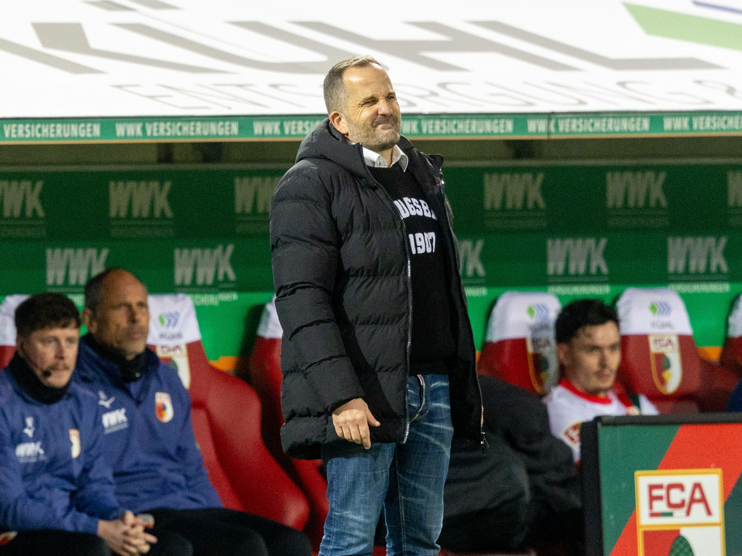FC Augsburg-Trainer Manuel Baum schaut unzufrieden auf das Spielfeld