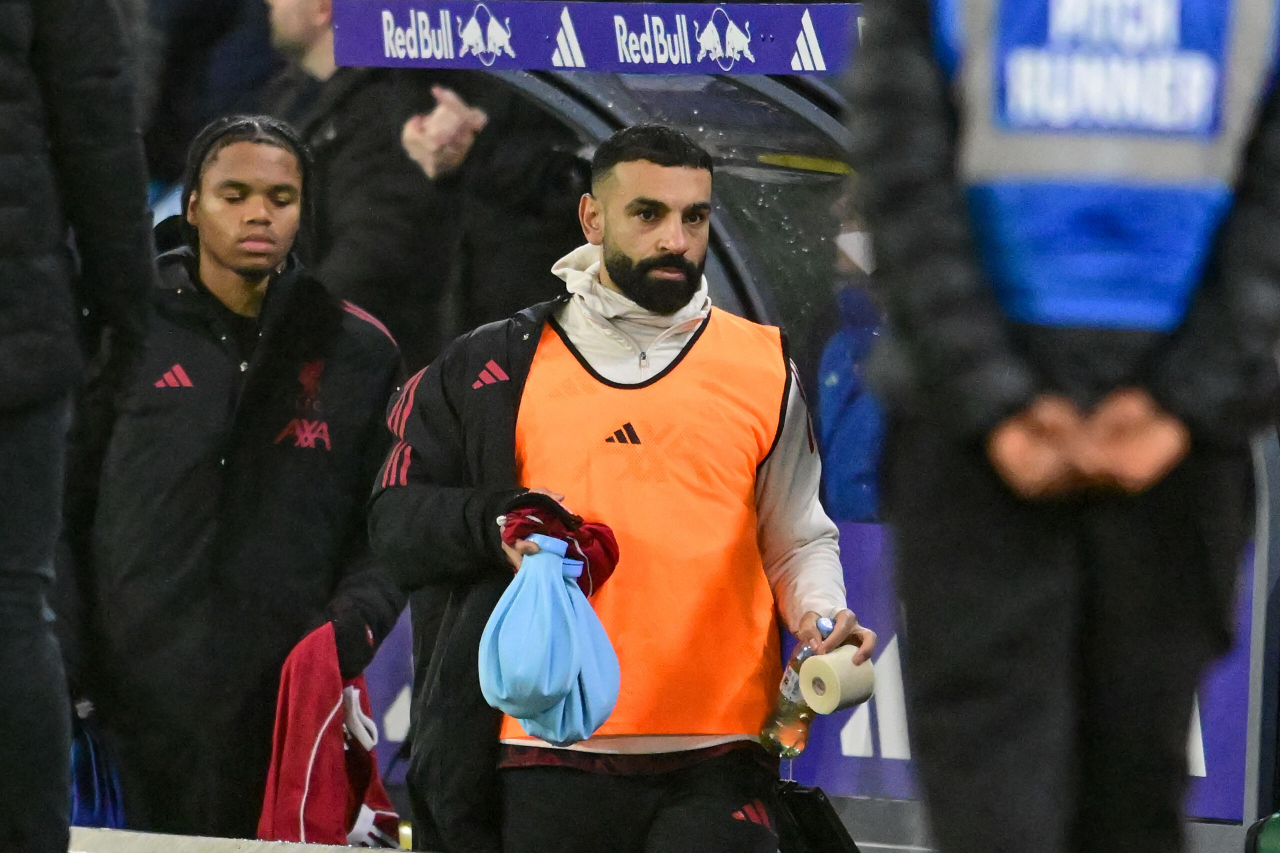 Liverpool-Spieler Mohamed Salah schaut unzufrieden mit Aufwärmshirt am Rande des Premier League-Spiels gegen Leeds United
