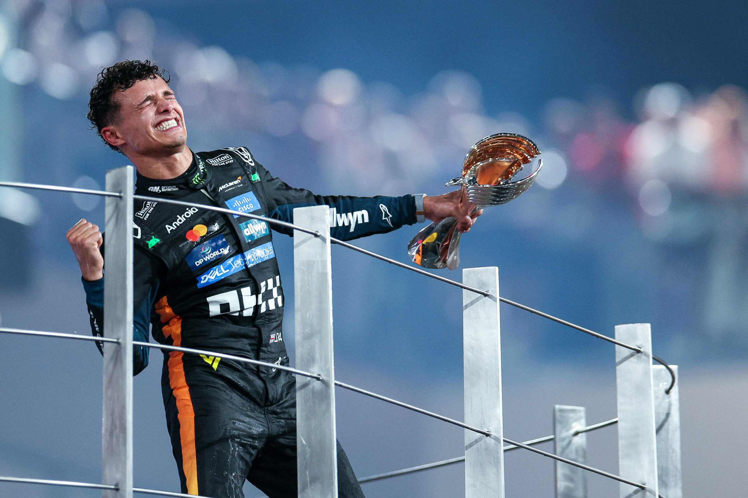 Lando Norris jubelt mit dem WM-Pokal