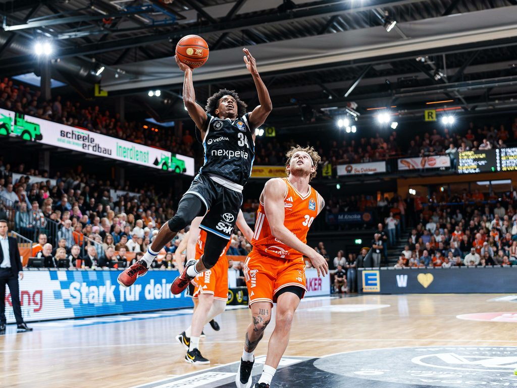 Ross Williams steigt zum Korb - aus der Nahdistanz war der Towers-Debütant oft erfolgreich.