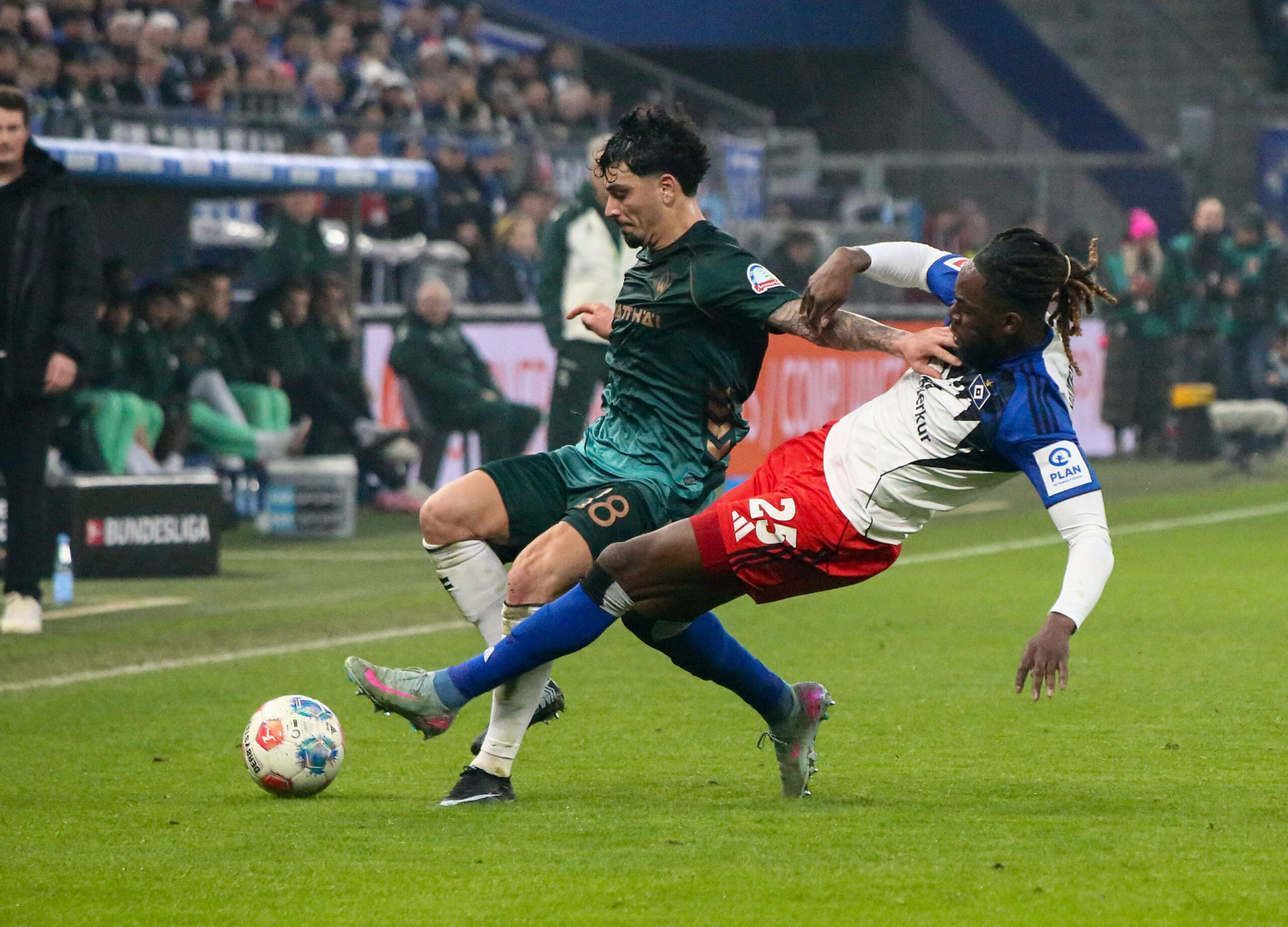 Jordan Torunarigha geht entschlossen in den Zweikampf mit Bremens Cameron Puertas.