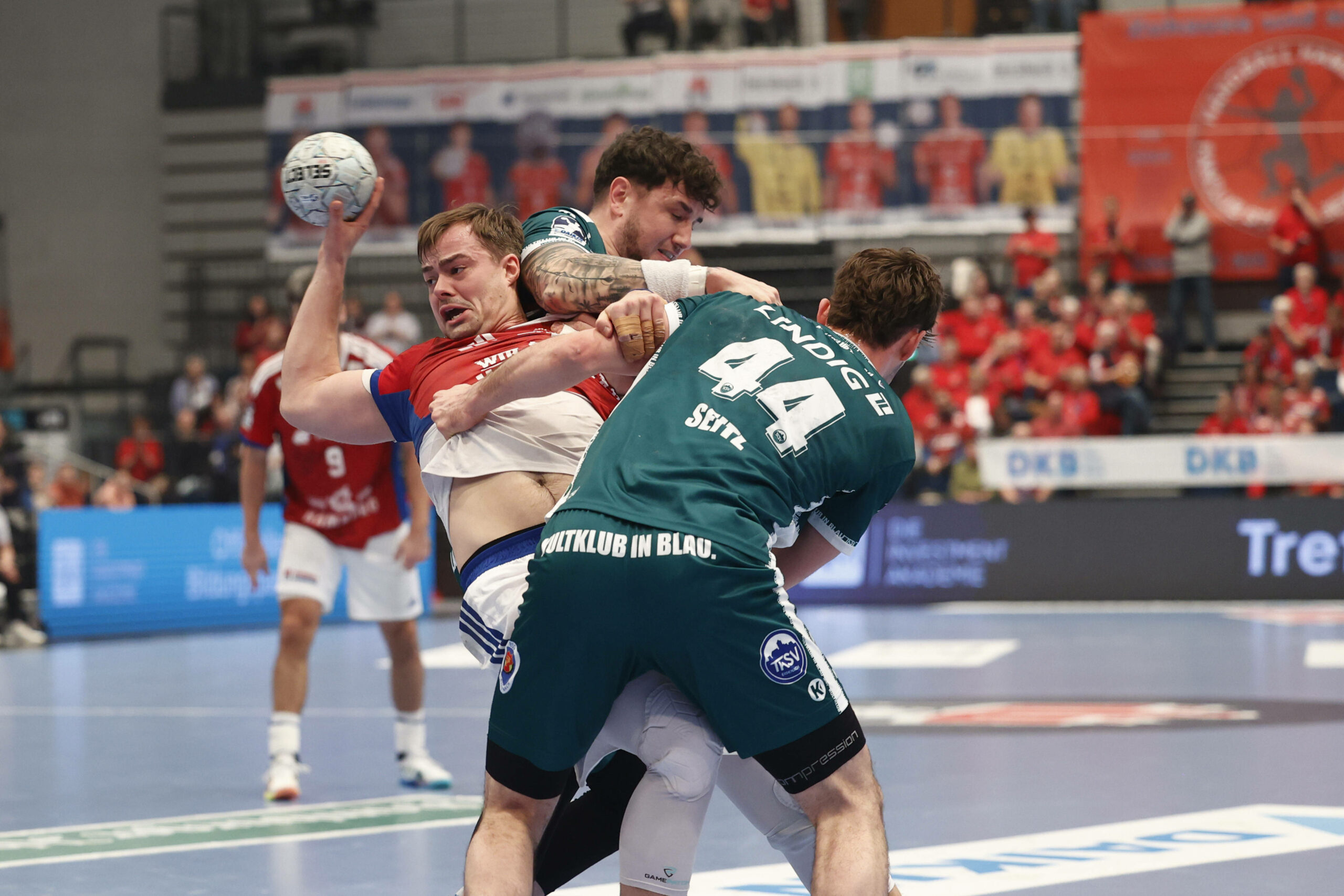 Der Hamburger Moritz Sauter wird von Justin Kurch und Stephan Seitz in die Zange genommen.