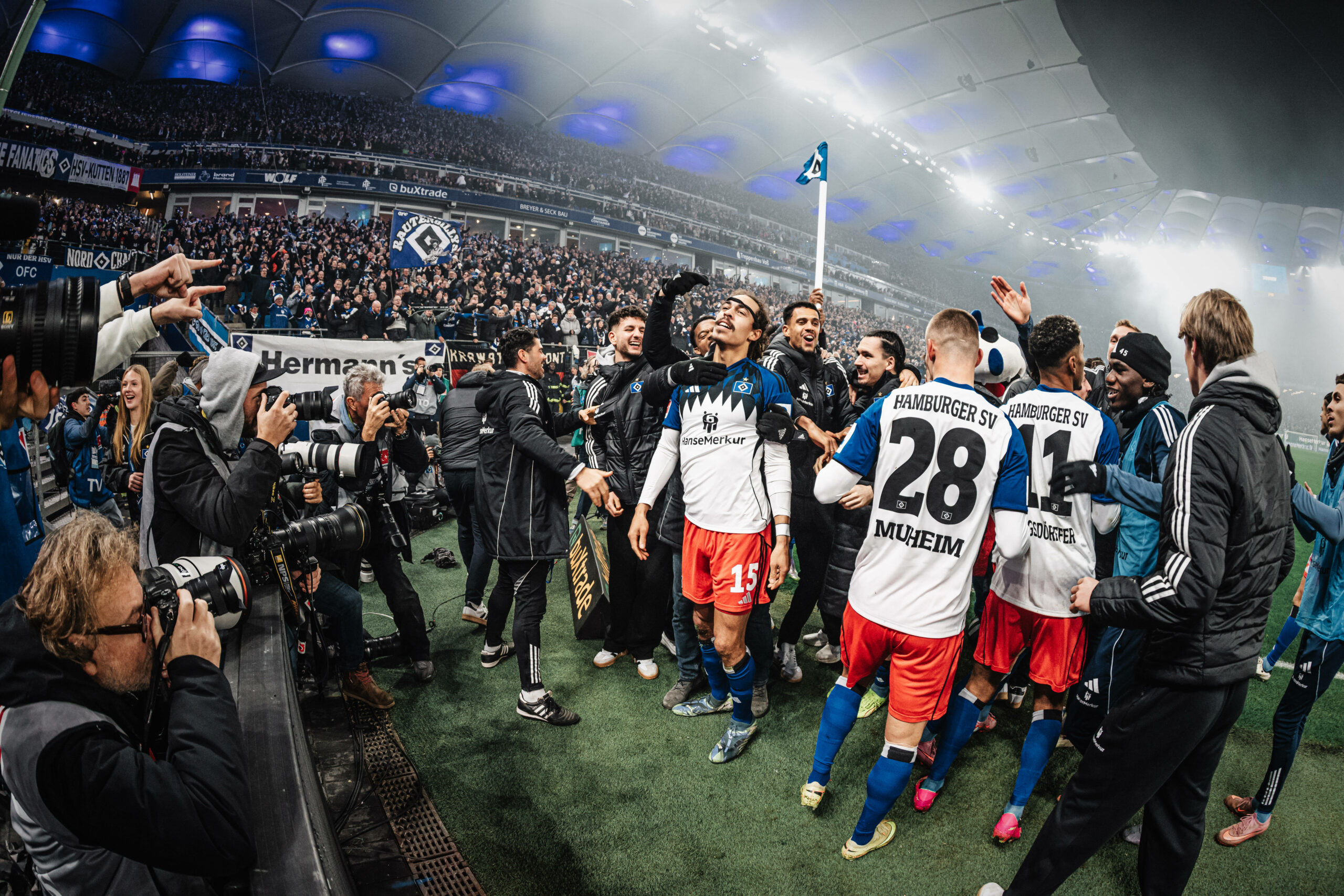 Die Jubeltraube des HSV vor der Nordtribüne