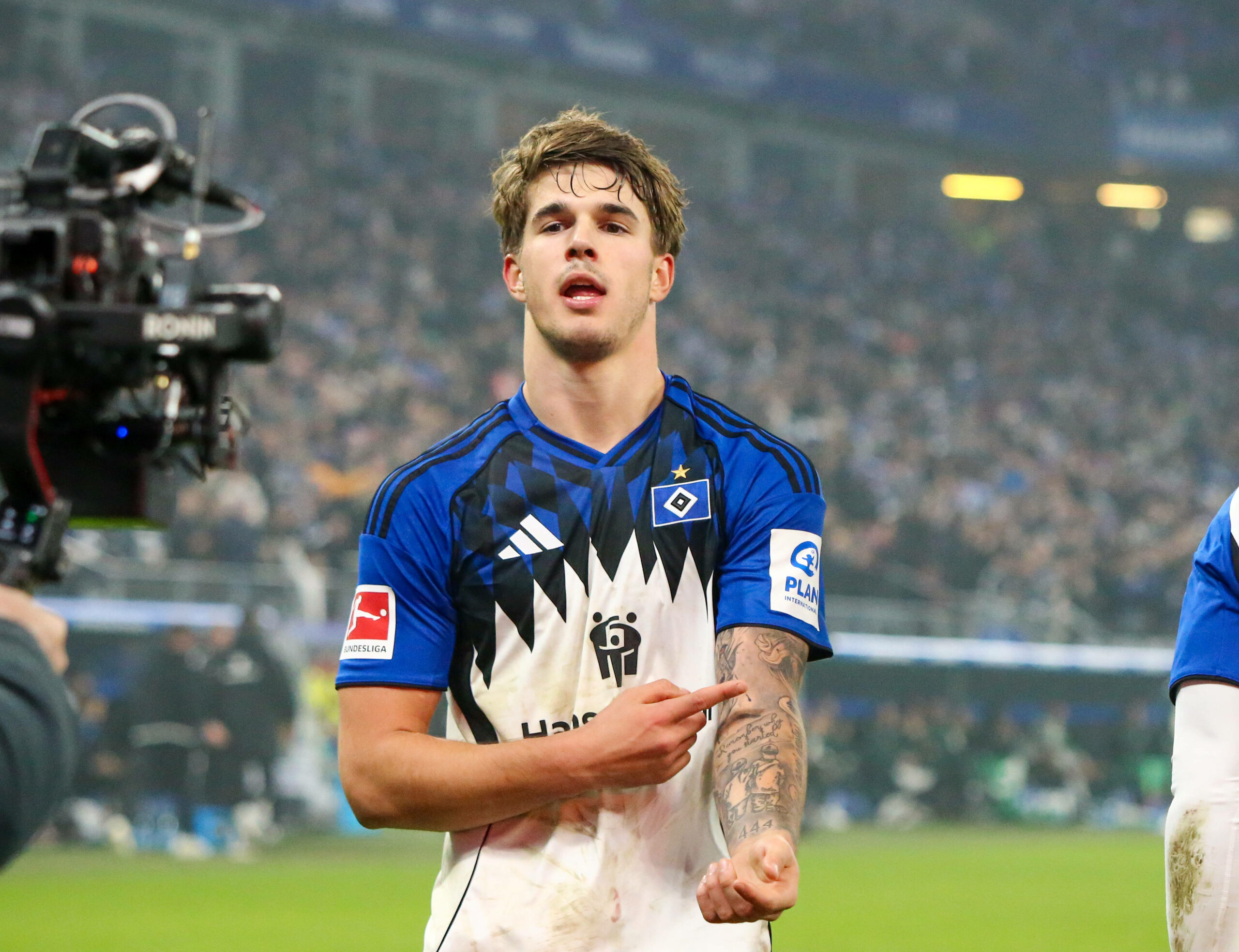 Luka Vuskovic zeigt beim Jubeln auf ein Tattoo auf seinem Unterarm