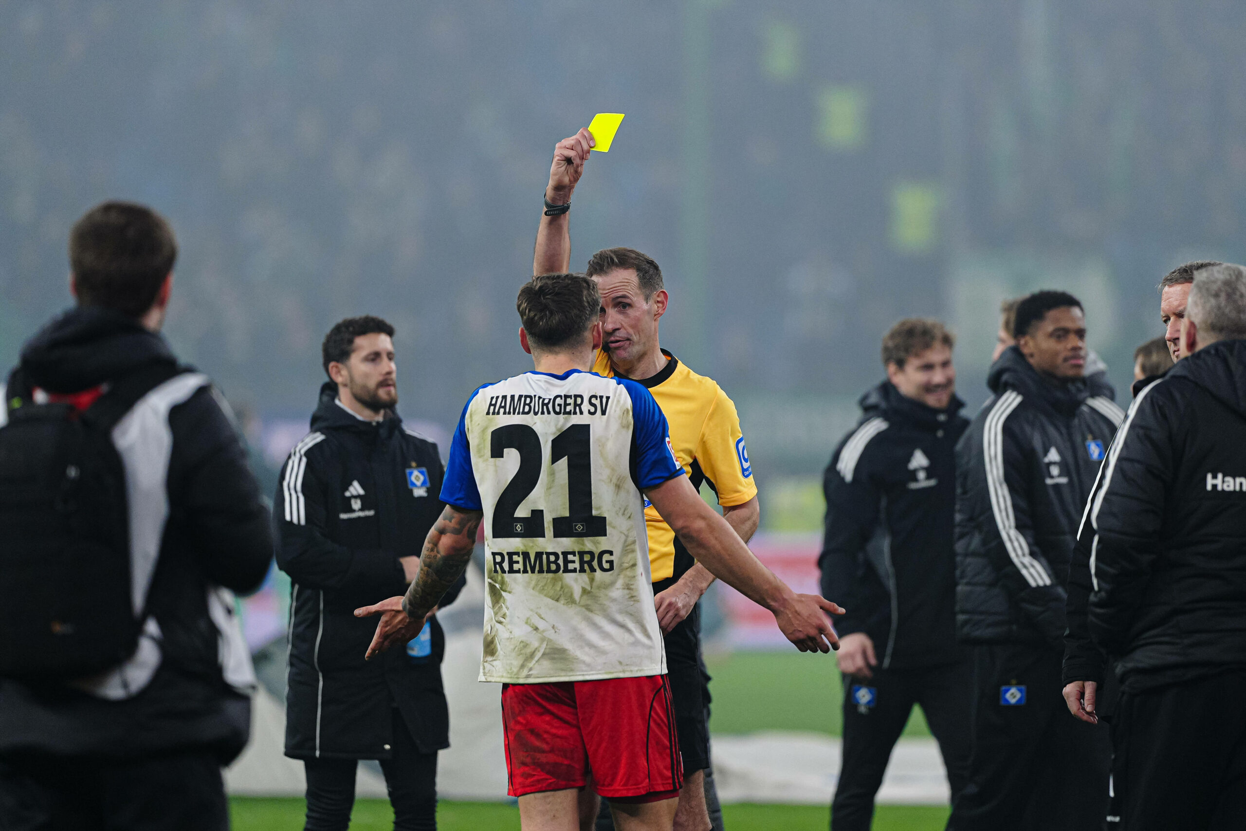 Nicolai Remberg sieht von Sascha Stegemann die Gelbe Karte