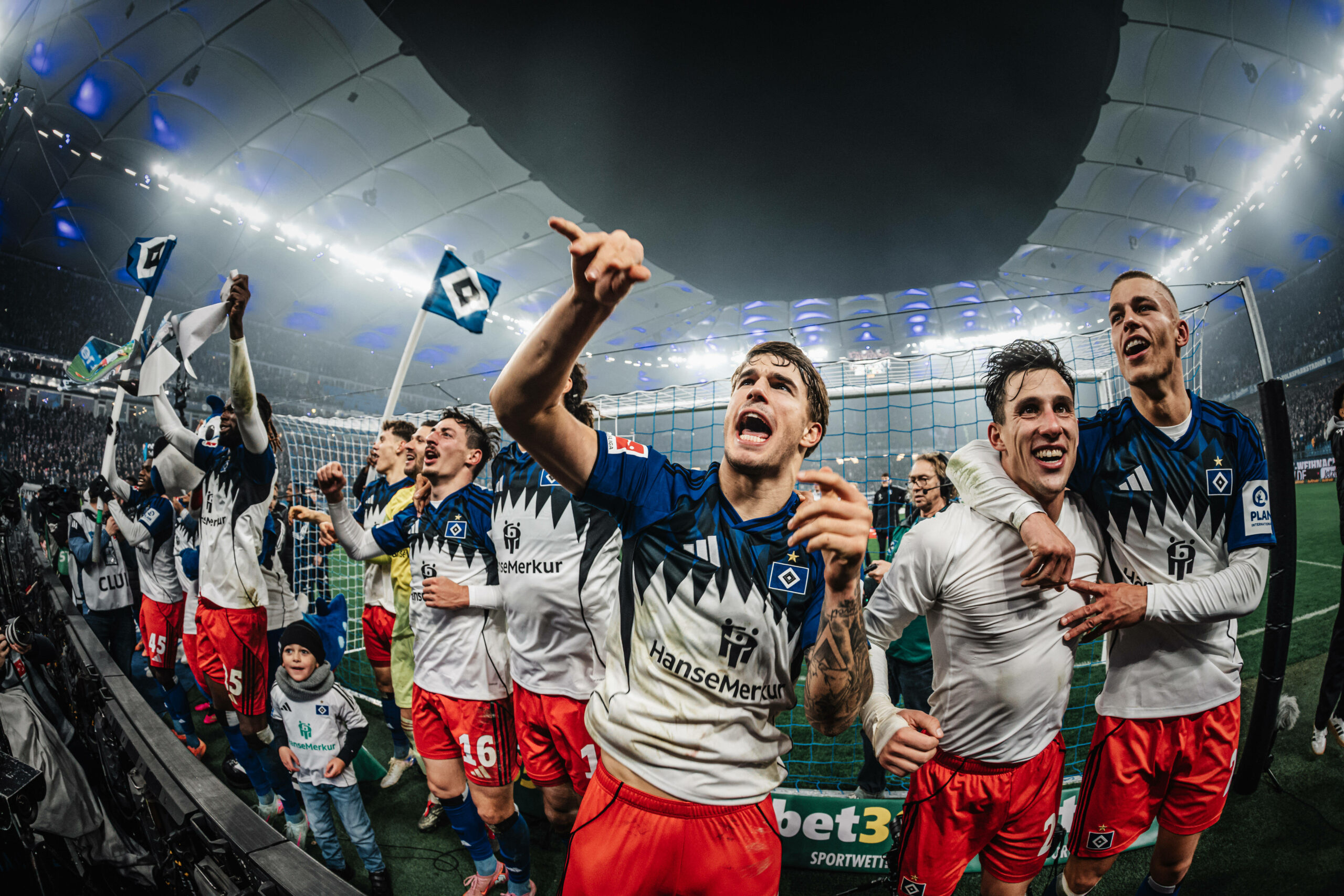 Die HSV-Profis bejubeln den Sieg gegen Werder Bremen