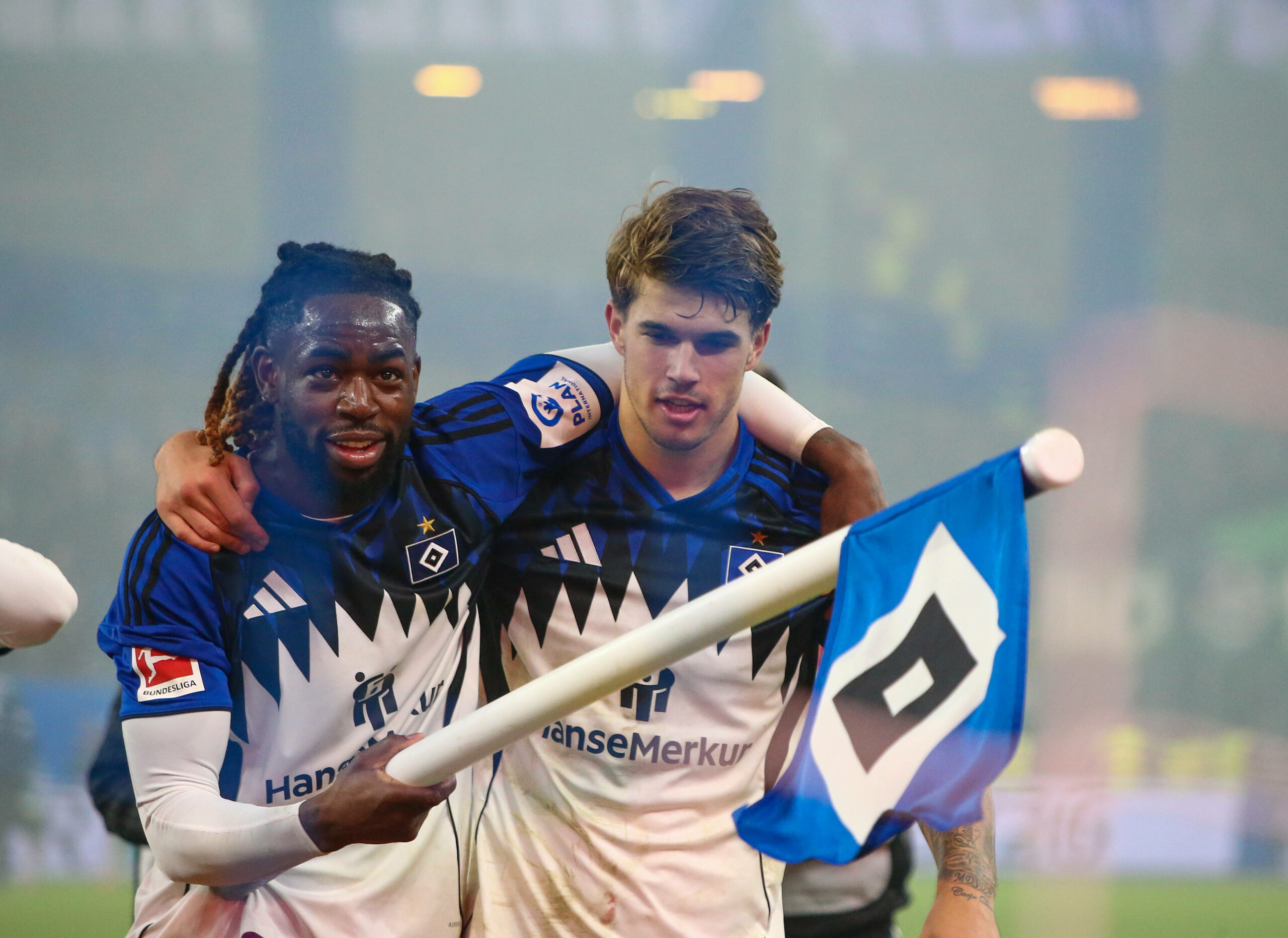 Die HSV-Abwehrspieler Jordan Torunarigha (l.) und Luka Vuskovic