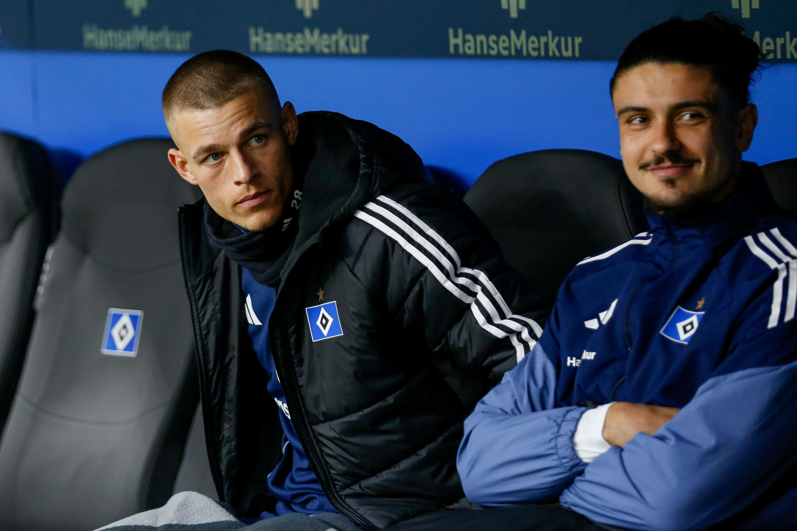 HSV-Profi Miro Muheim auf der Ersatzbank neben Gui Ramos