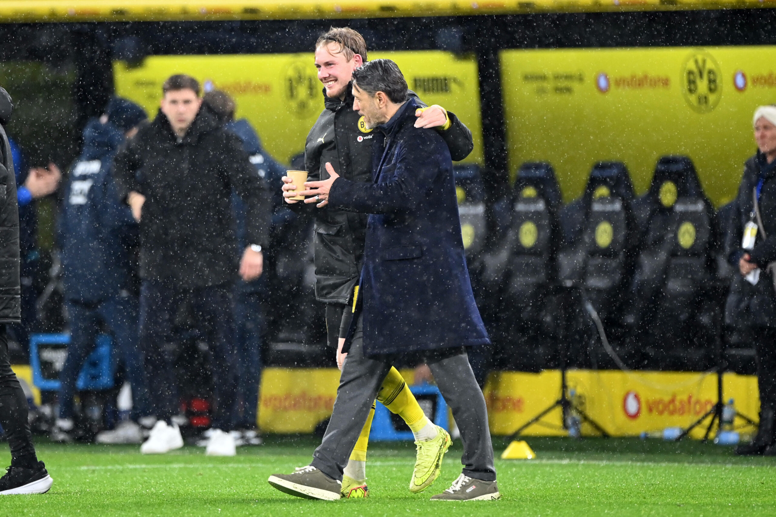 BVB-Spieler Julian Brandt und Trainer Niko Kovac laufen nach dem Spiel gegen die TSG Hoffenheim lachend Arm in Arm über das Spielfeld