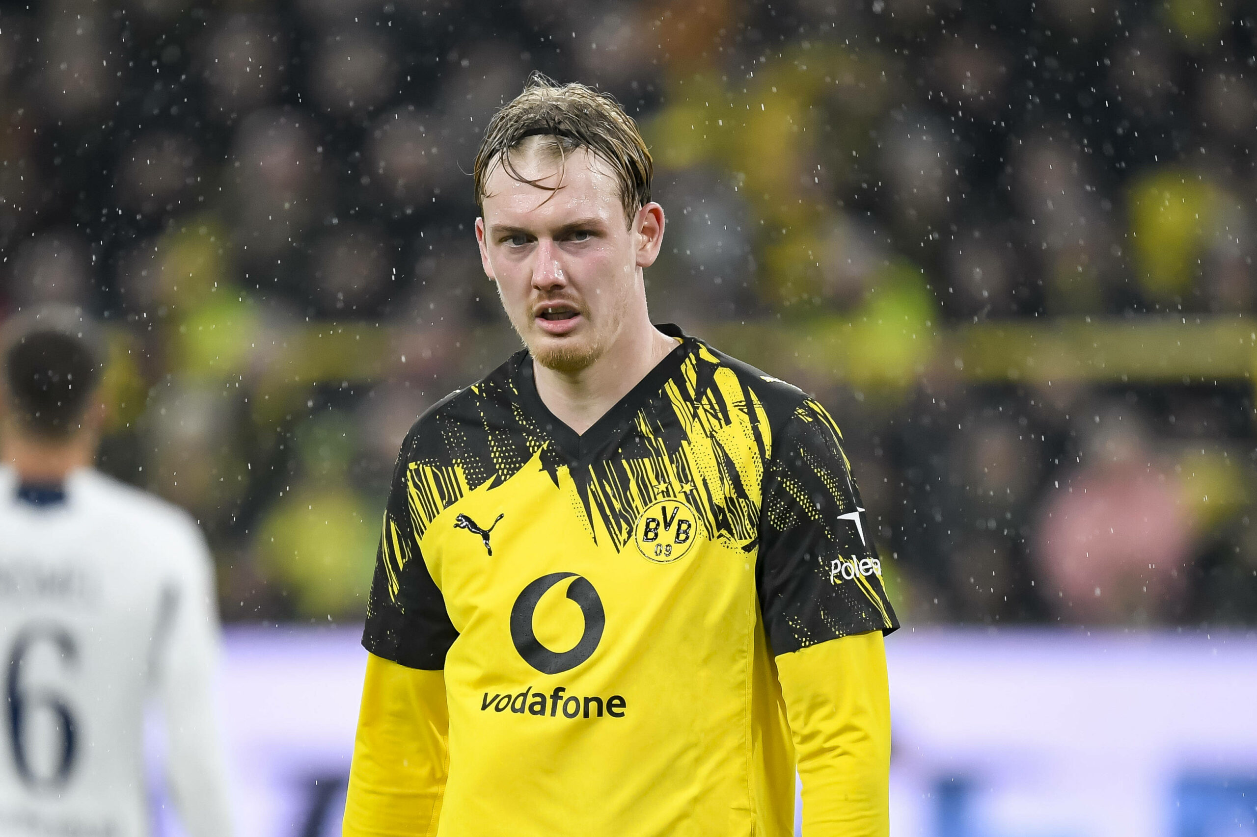 Borussia Dortmund-Profi Julian Brandt schaut ernst über das Spielfeld