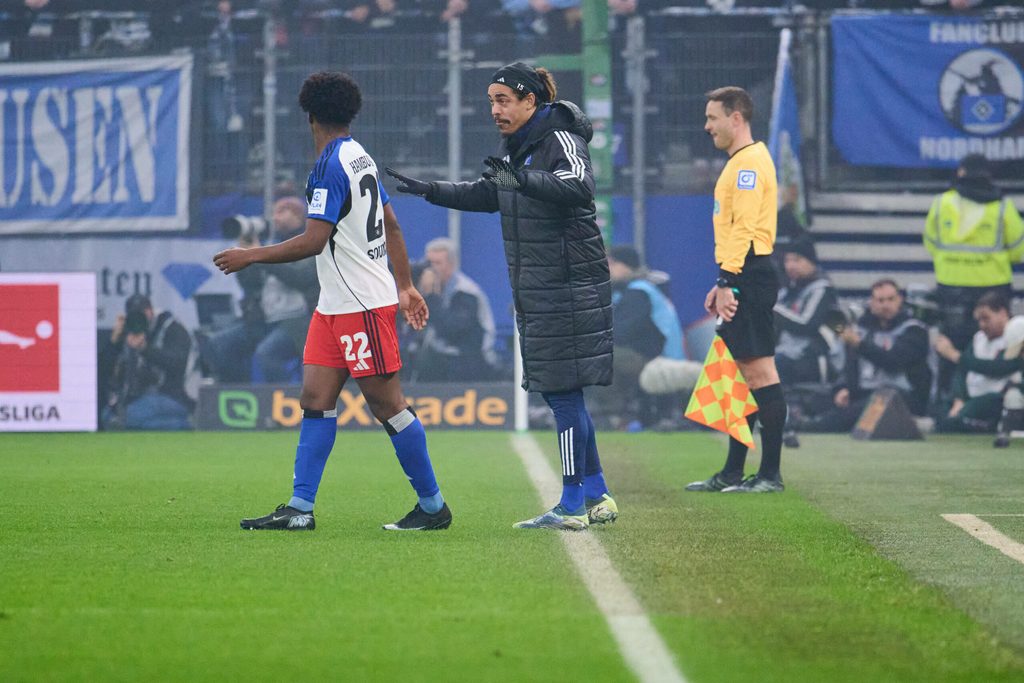 Yussuf Poulsen gibt Aboubaka Soumahoro an der Seitenlinie Anweisungen