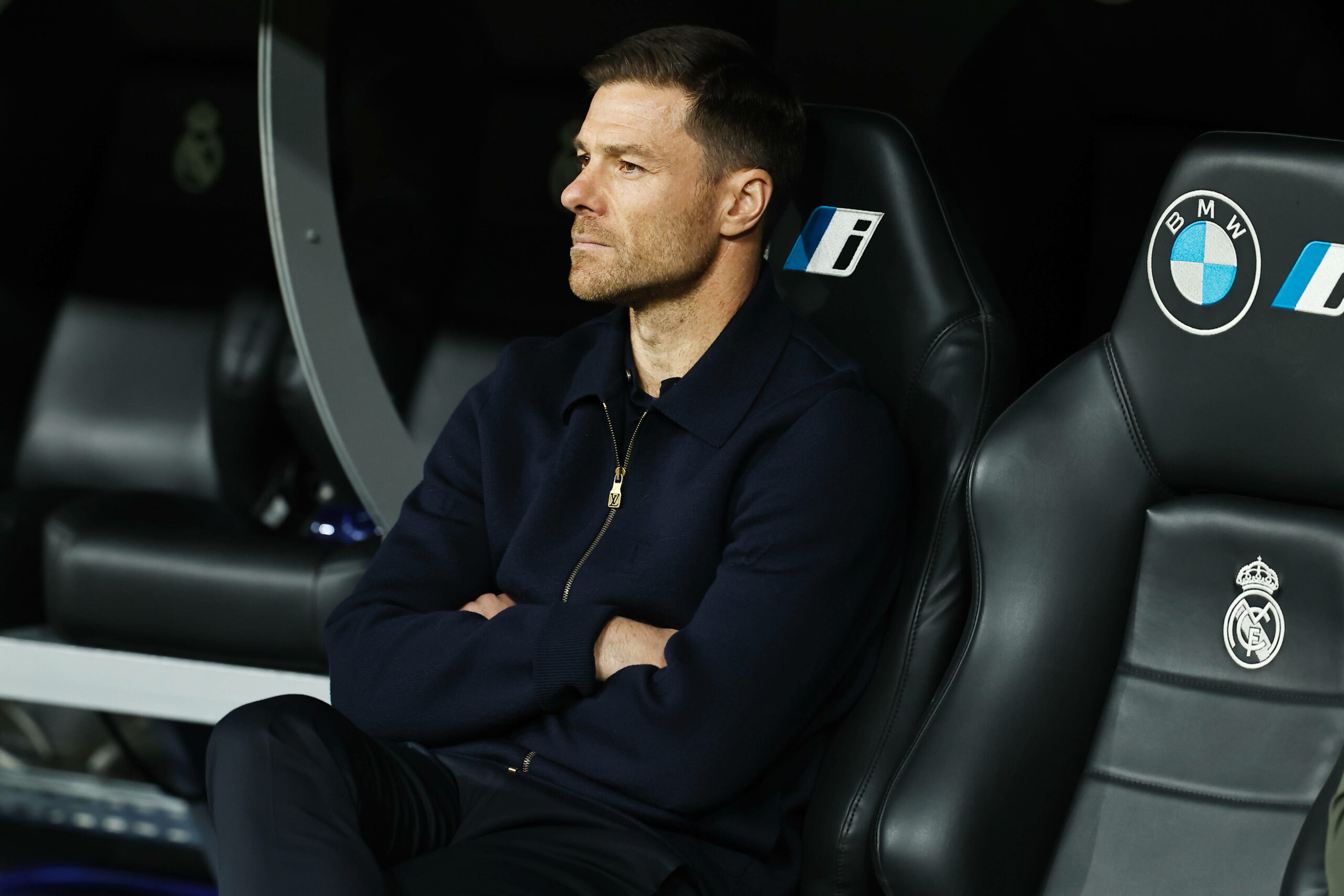 Real Madrid-Trainer Xabi Alonso schaut unzufrieden mit verschränkten Armen auf das Spielfeld