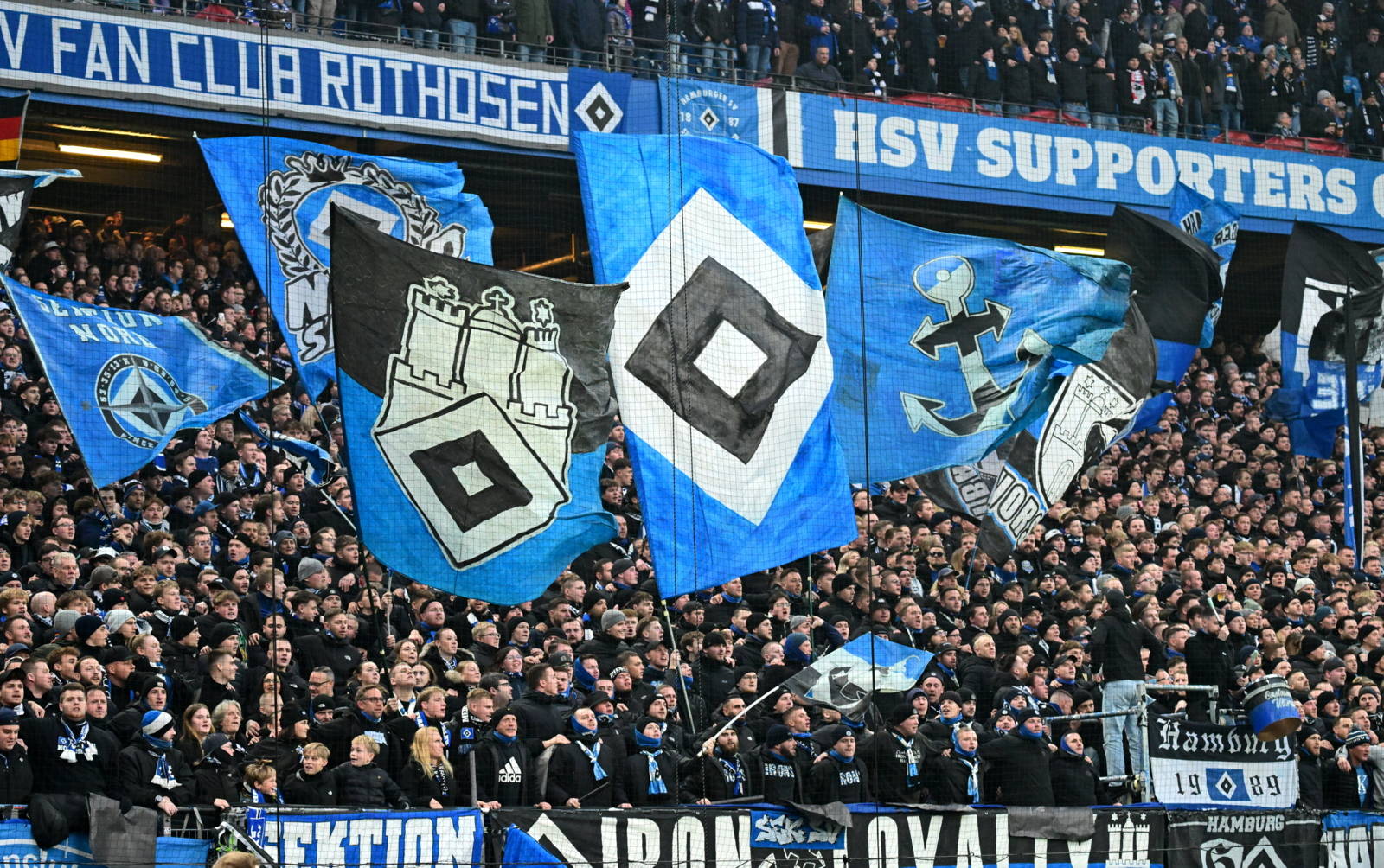 Die volle Nordtribüne im Volksparkstadion