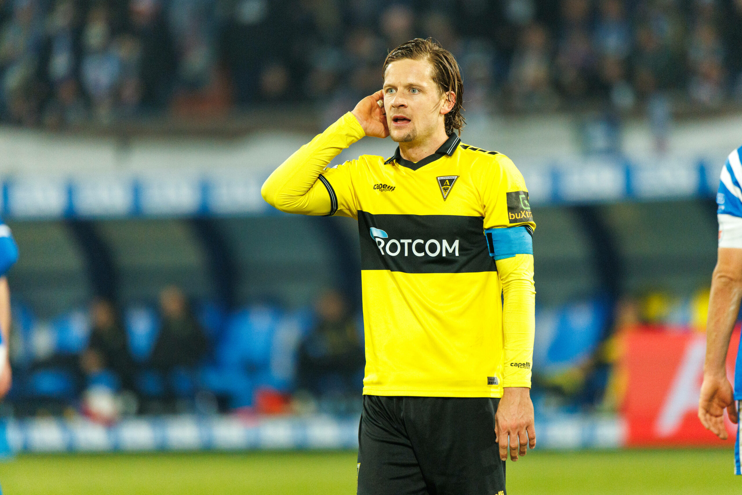 Alemannia Aachen-Kapitän Bentley Baxter Bahn schaut skeptisch über das Spielfeld