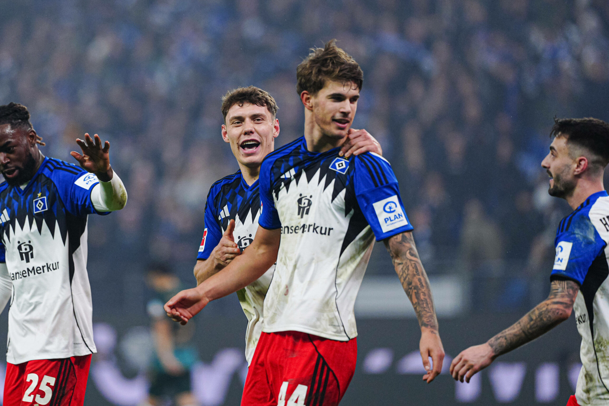 Die HSV-Profis Luka Vuskovic und Nicolai Remberg jubeln