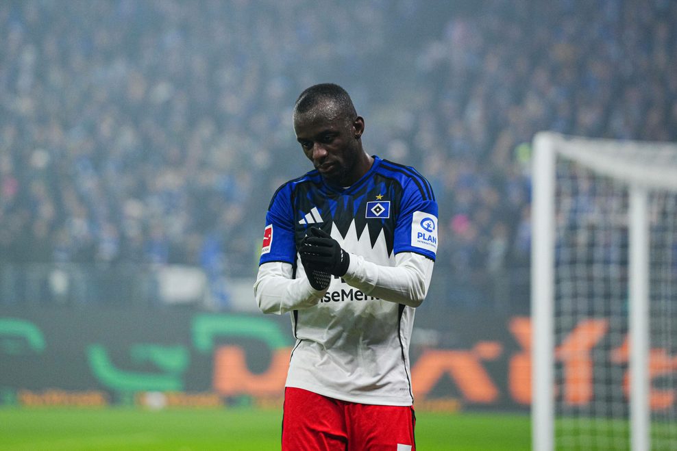 Jean-Luc Dompé klatscht am Spielfeldrand in die Hände