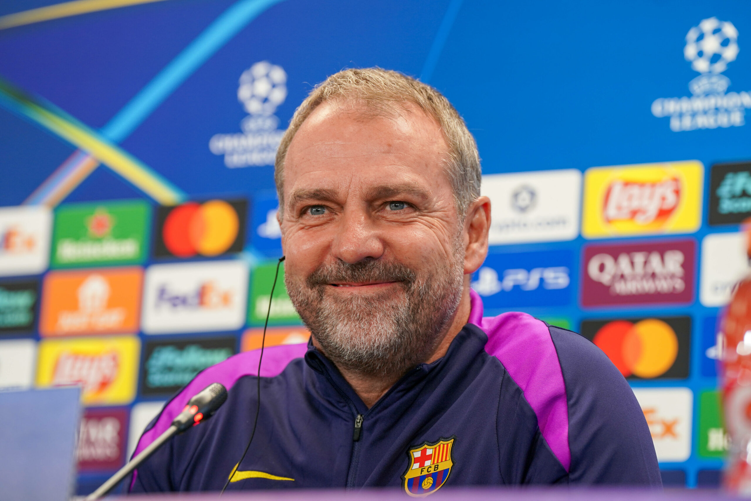 Barcelona-Trainer Hansi Flick lächelt auf der Pressekonferenz