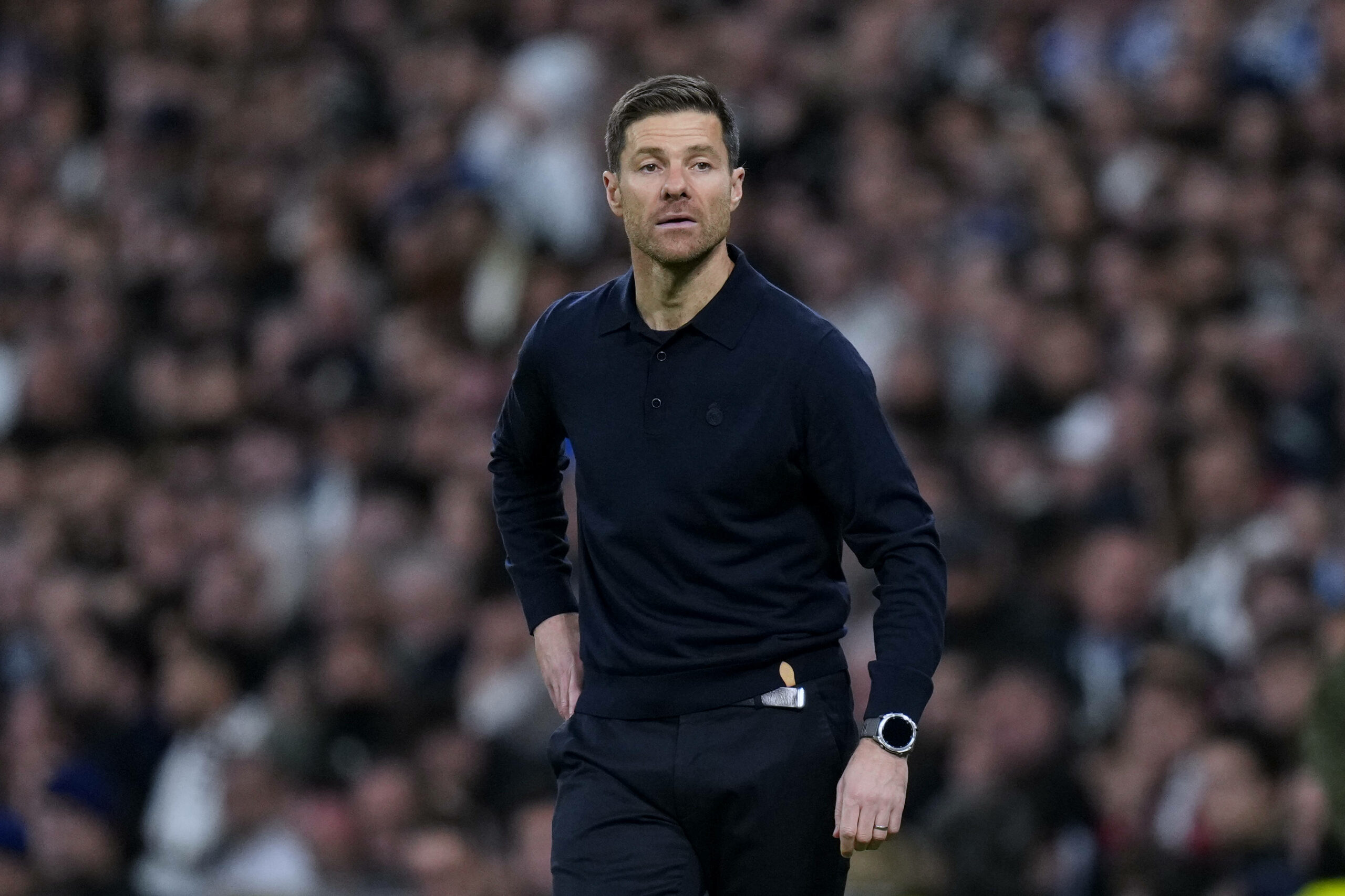 Real Madrids Trainer Xabi Alonso schaut skeptisch auf das Spielfeld