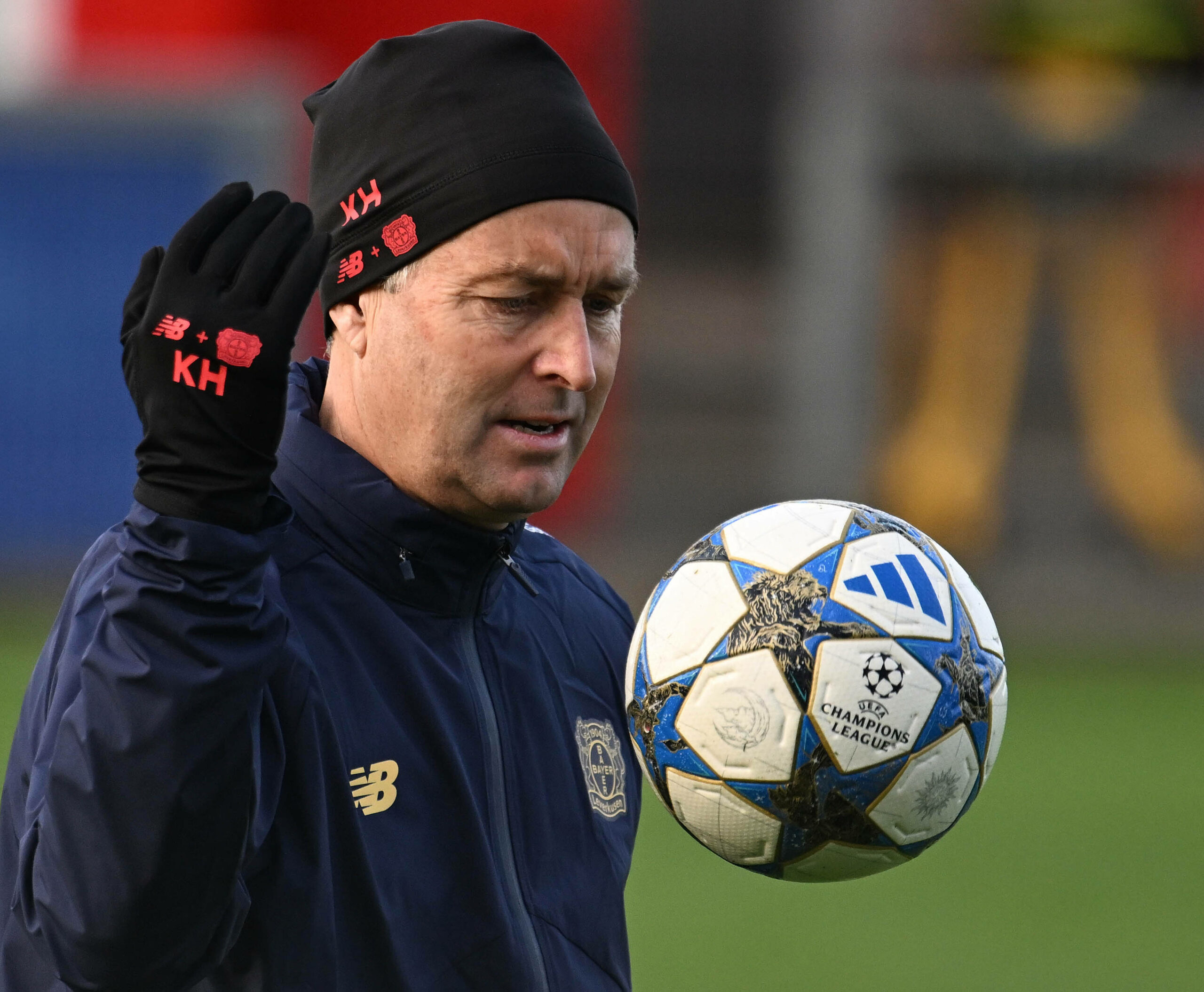 Kasper Hjulmand spielt mit einem Champions League-Ball.