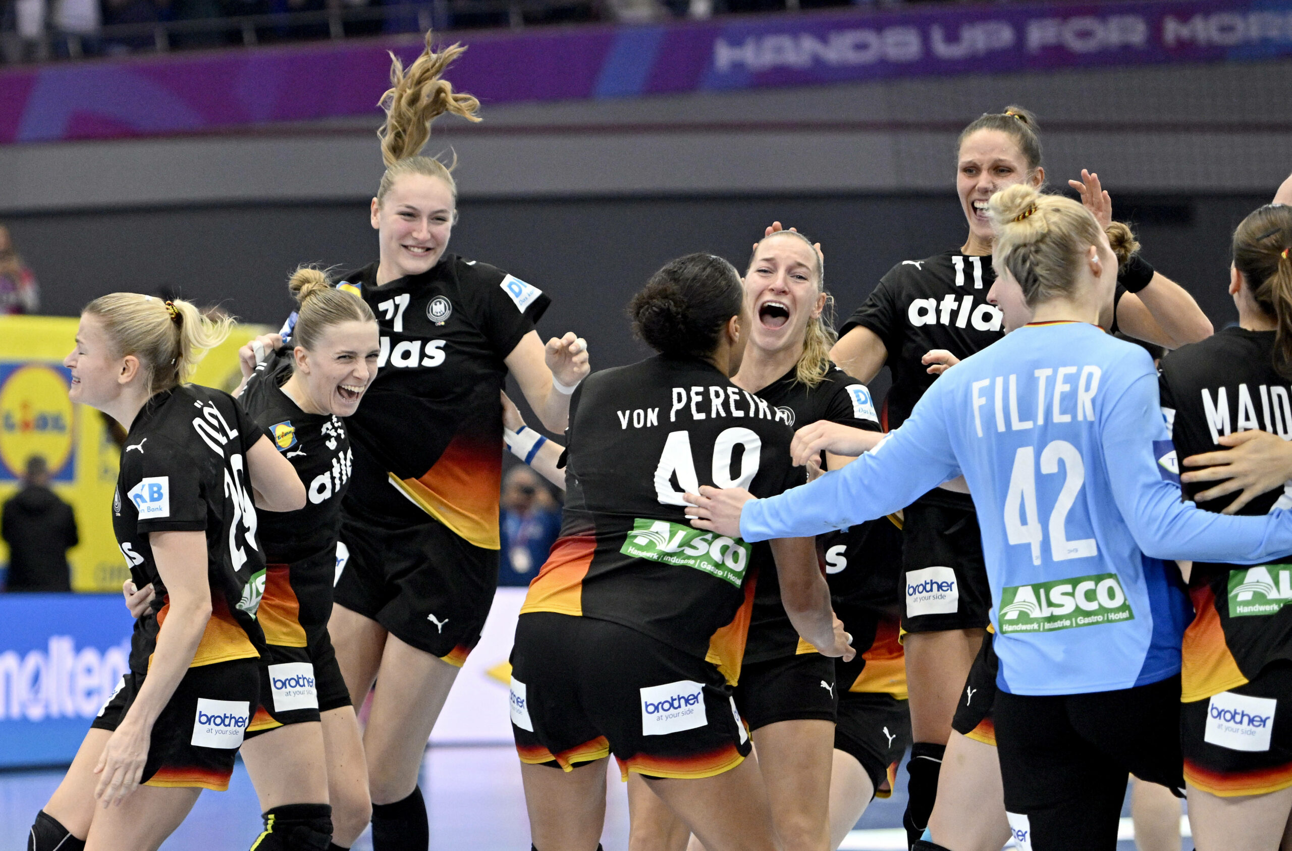 Die deutschen Handballerinnen feiern ihren Viertelfinal-Sieg gegen Brasilien.