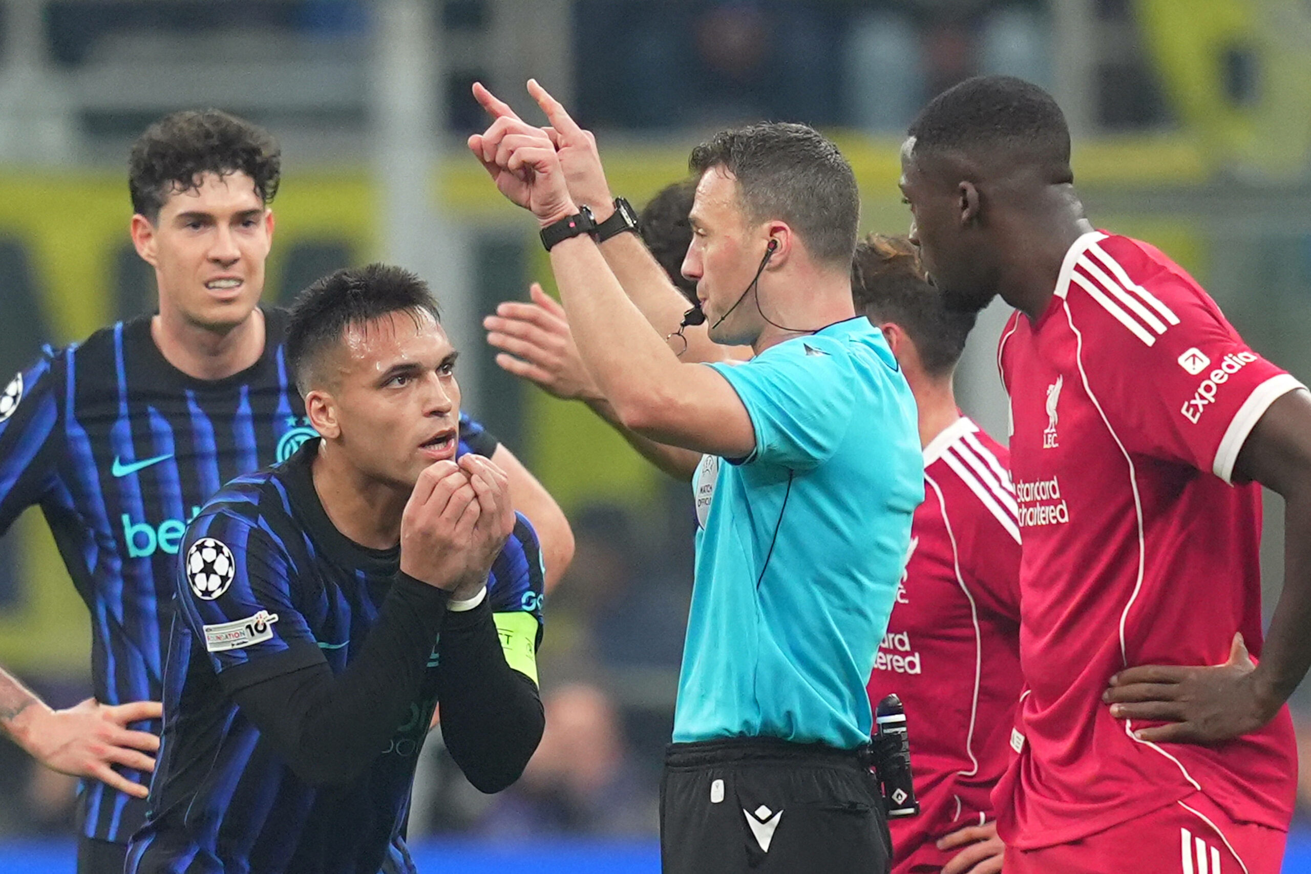 Inter-Star Lautaro Martinez kann nicht fassen, dass Felix Zwayer nach VAR-Veto auf Elfmeter für Liverpool entscheidet.