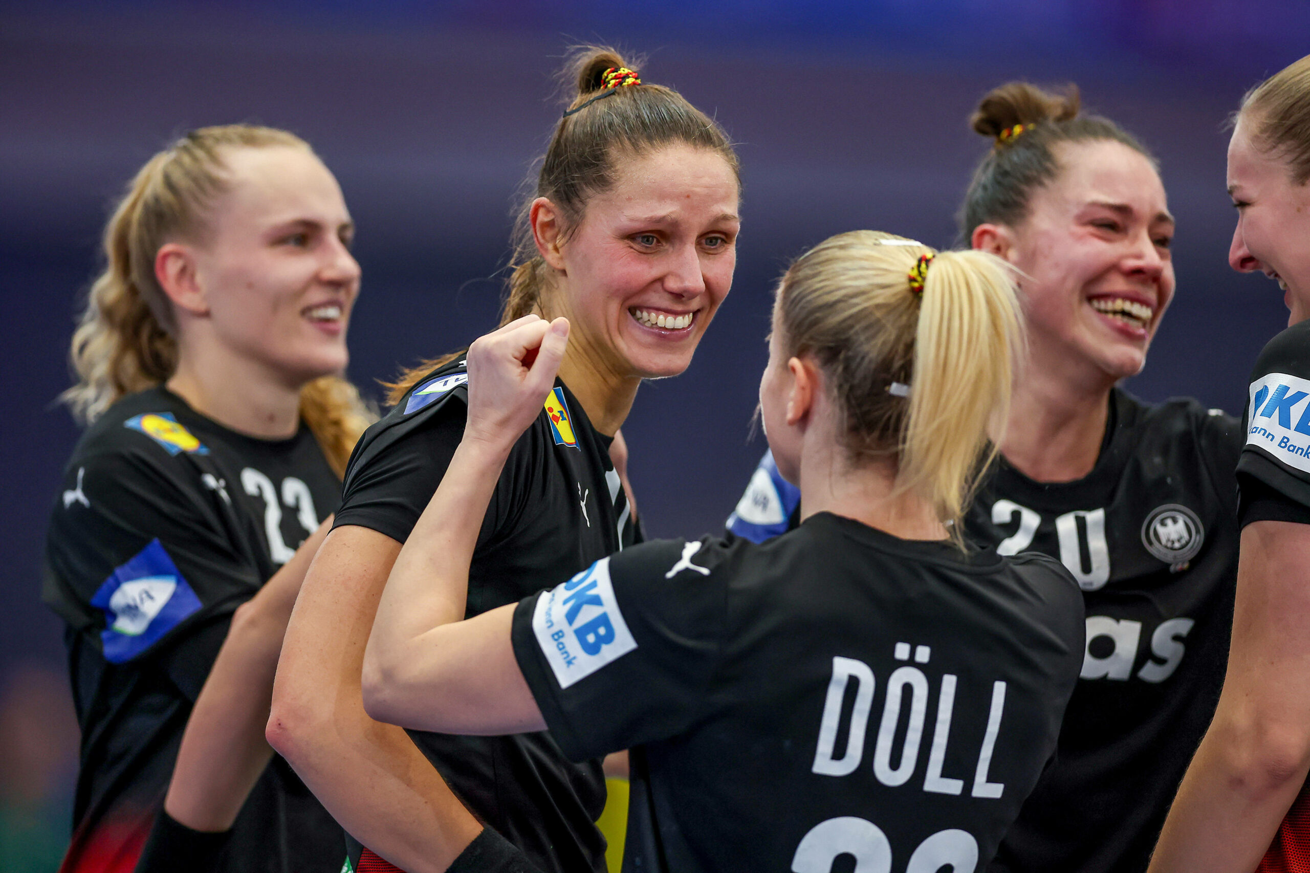 Die deutsche Mannschaft feiert den Sieg unter Freudentränen zusammen auf dem Spielfeld und liegt sich glücklich in den Armen. Xenia Smits umarmt Antje Doll glücklich neben Annika Lott und Emily Vogel.