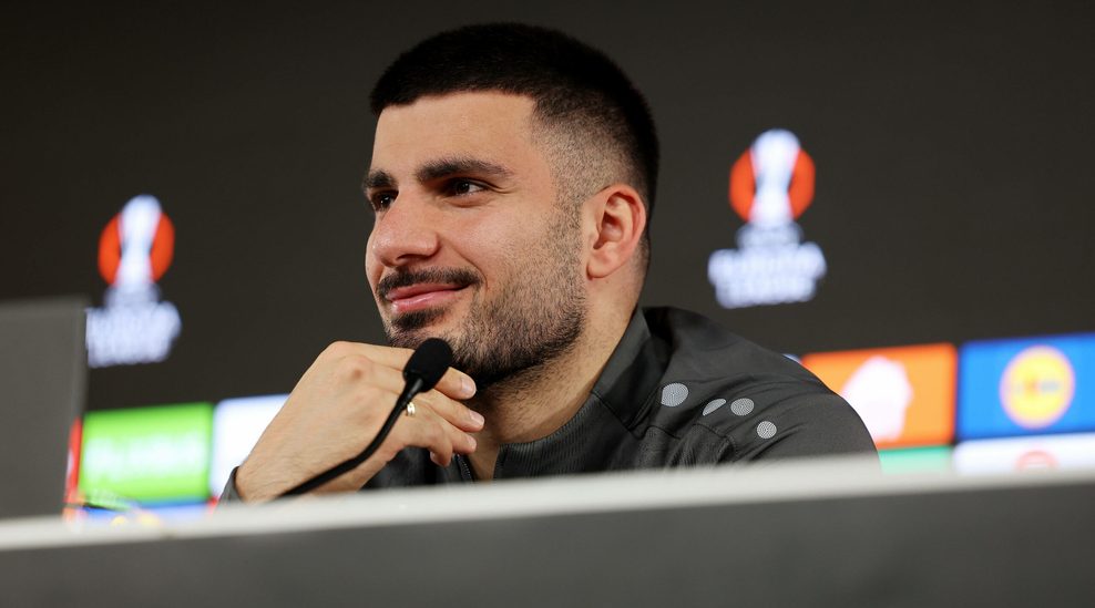 Deniz Undav auf der Pressekonferenz