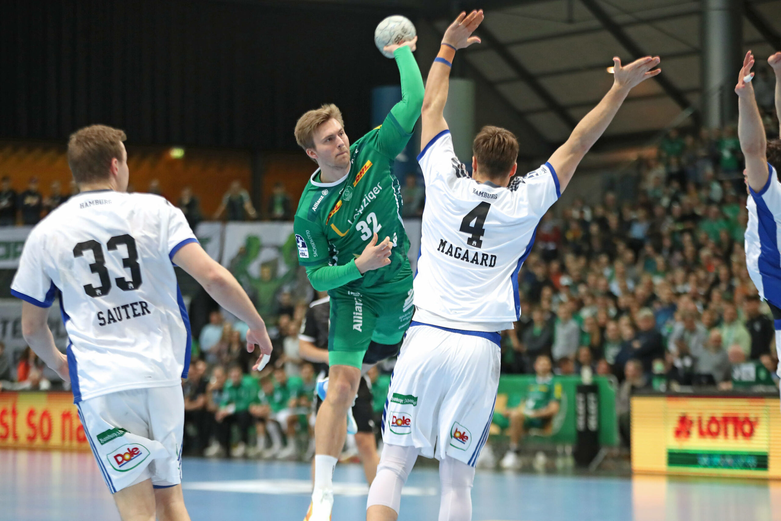 Franz Semper wirft gegen den HSV Hamburg