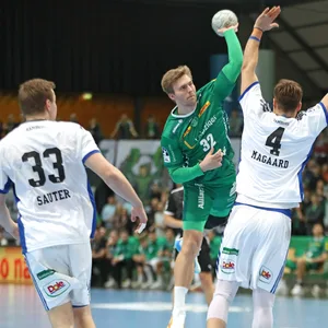 Franz Semper wirft gegen den HSV Hamburg