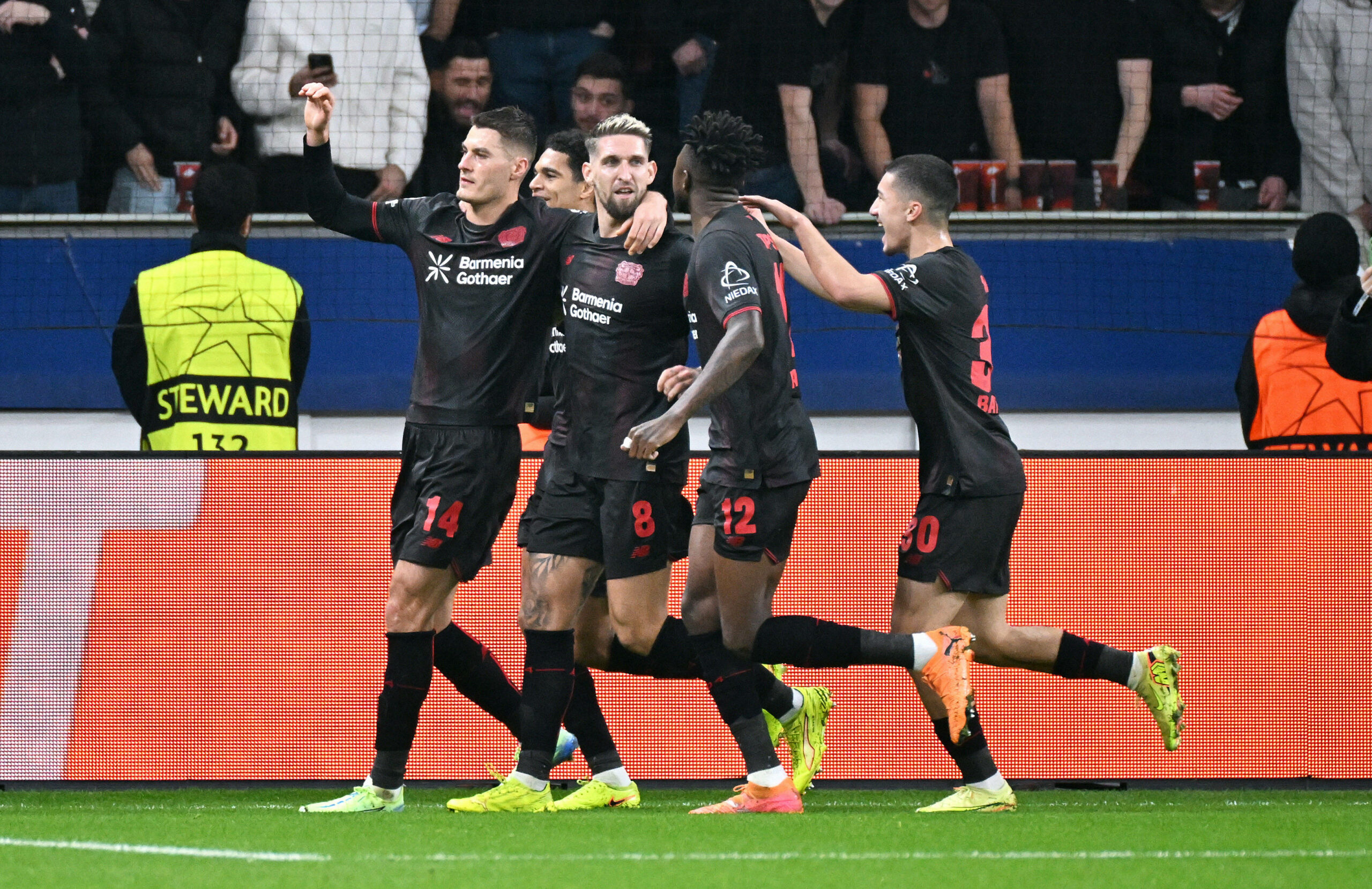 Robert Andrich bejubelt ein Tor für Bayer Leverkusen