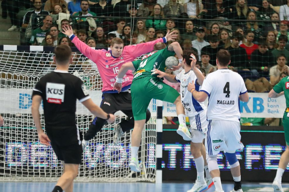 Moritz Preuss wirft ein Tor gegen HSVH-Torhüter Robin Haug