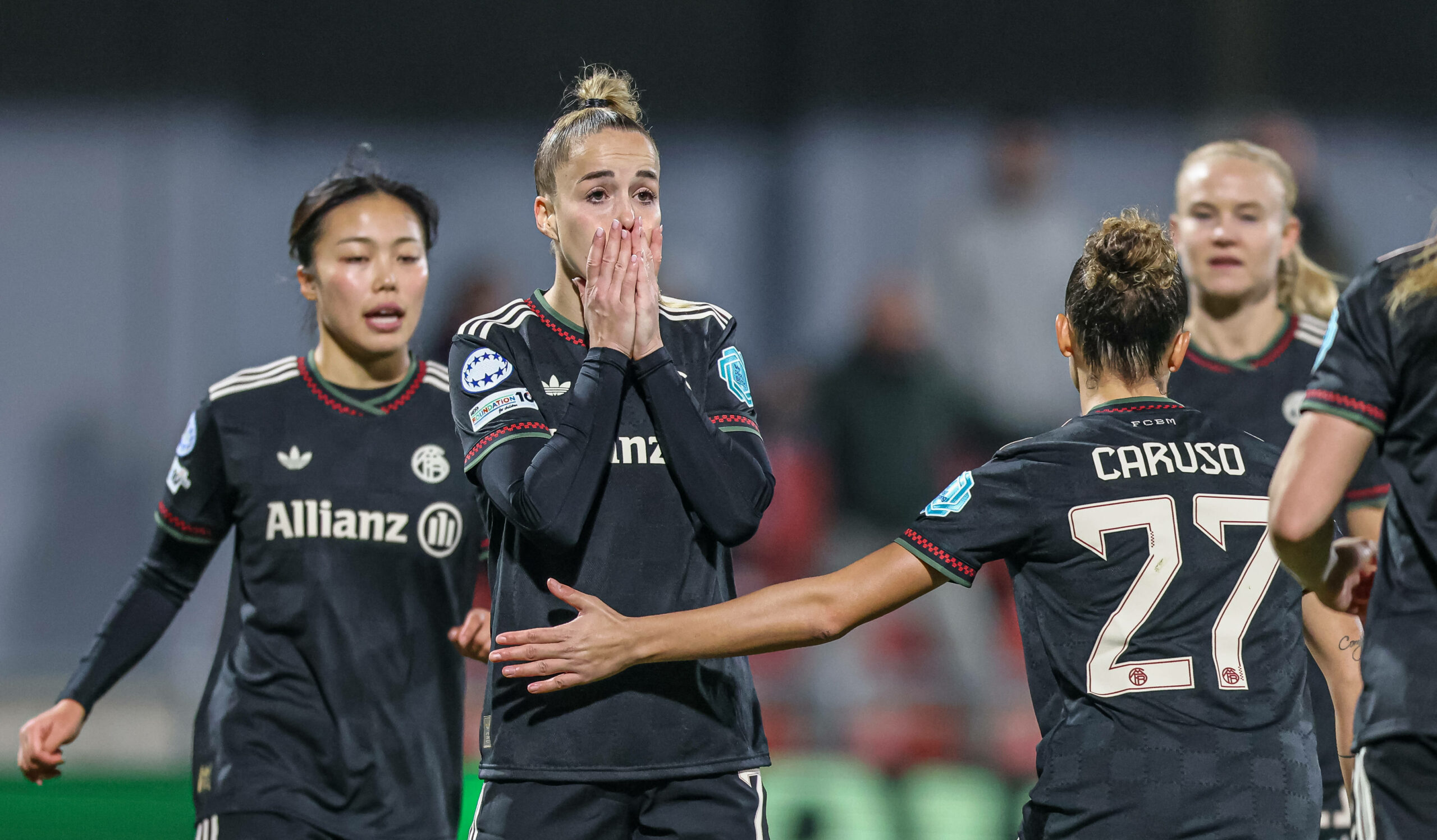 Giulia Gwinn schlägt fassungslos die Hände vorm Gesicht zusammen