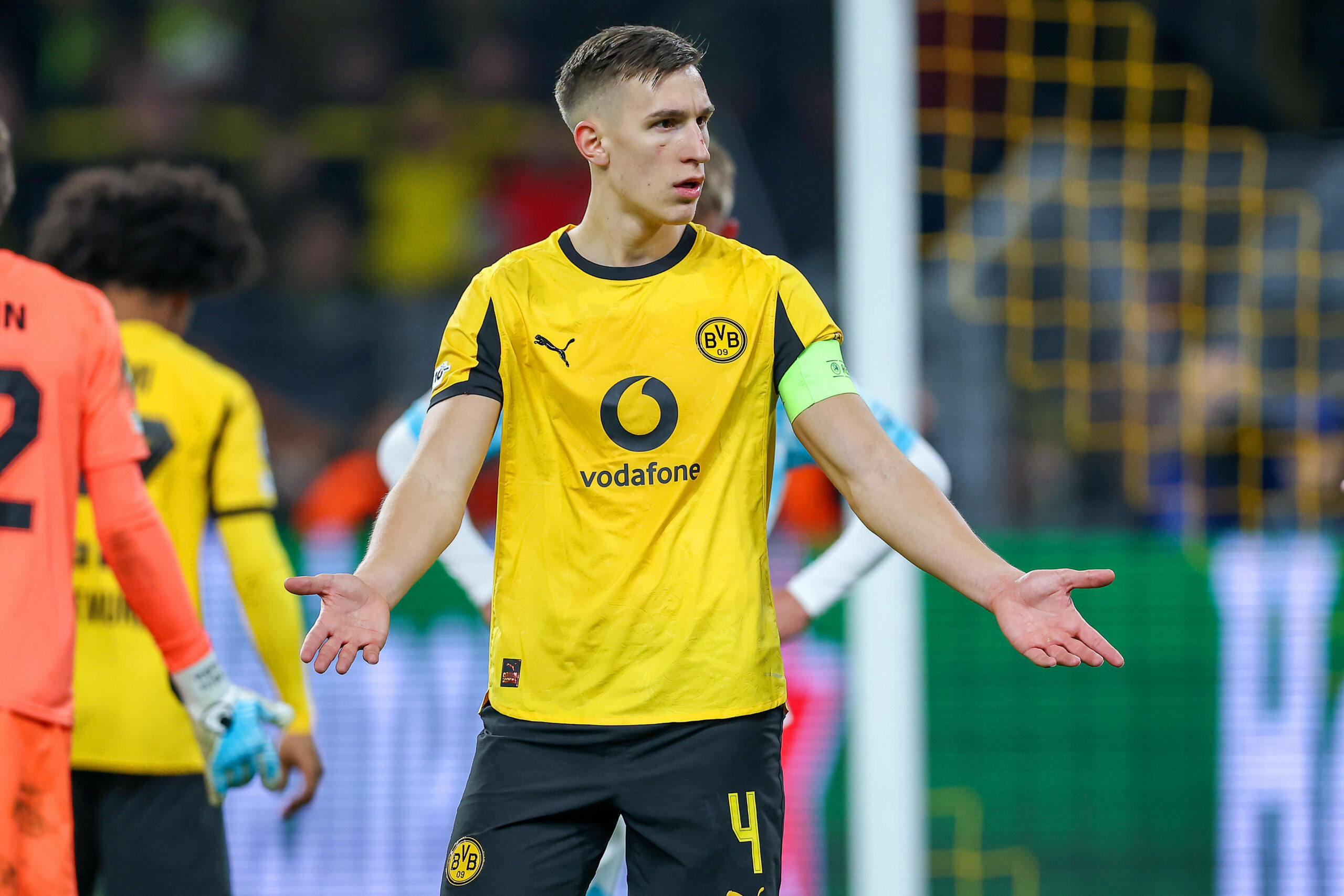 Nico Schlotterbeck gestikuliert auf dem Spielfeld