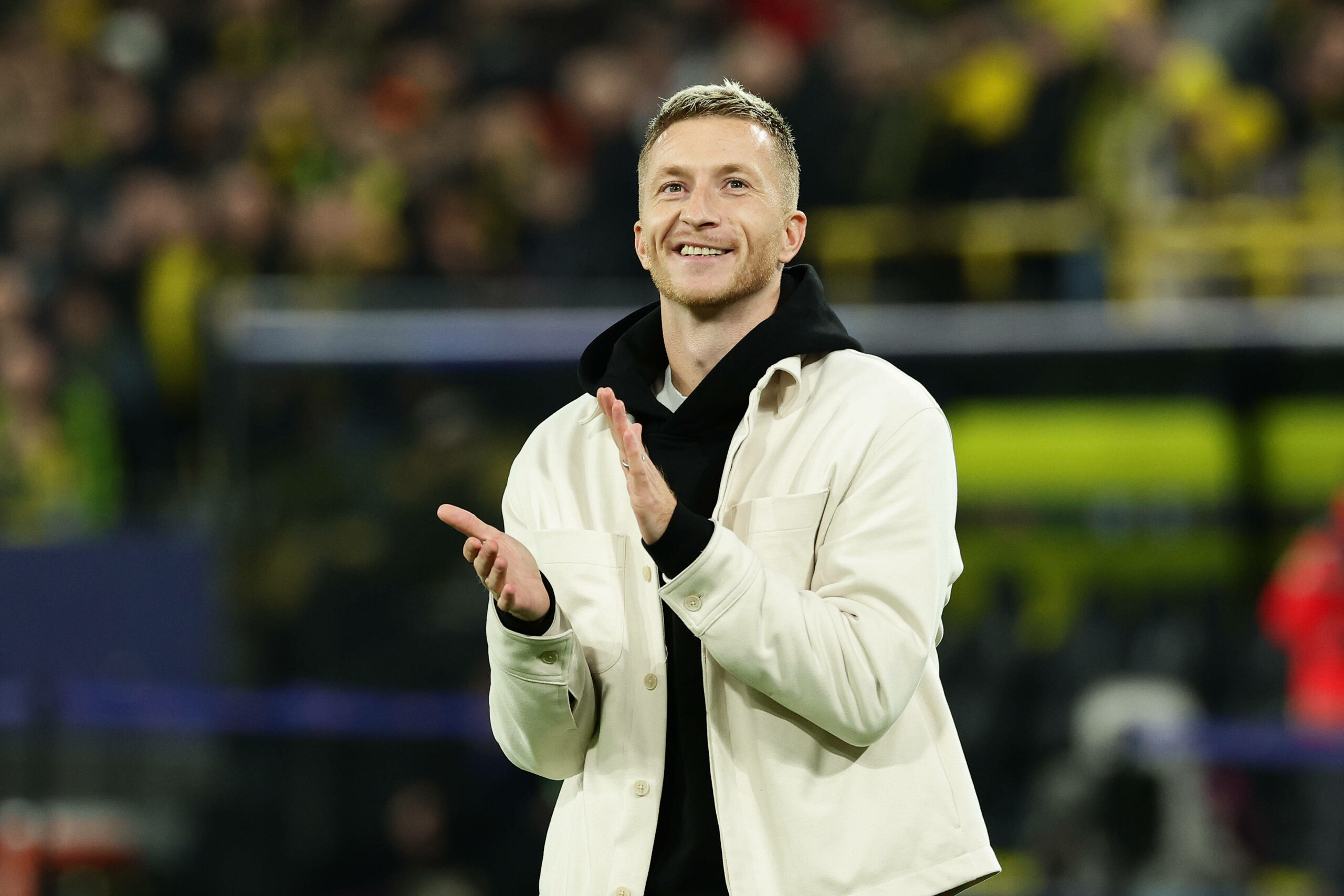 Marco Reus klatscht fröhlich zu den Fans