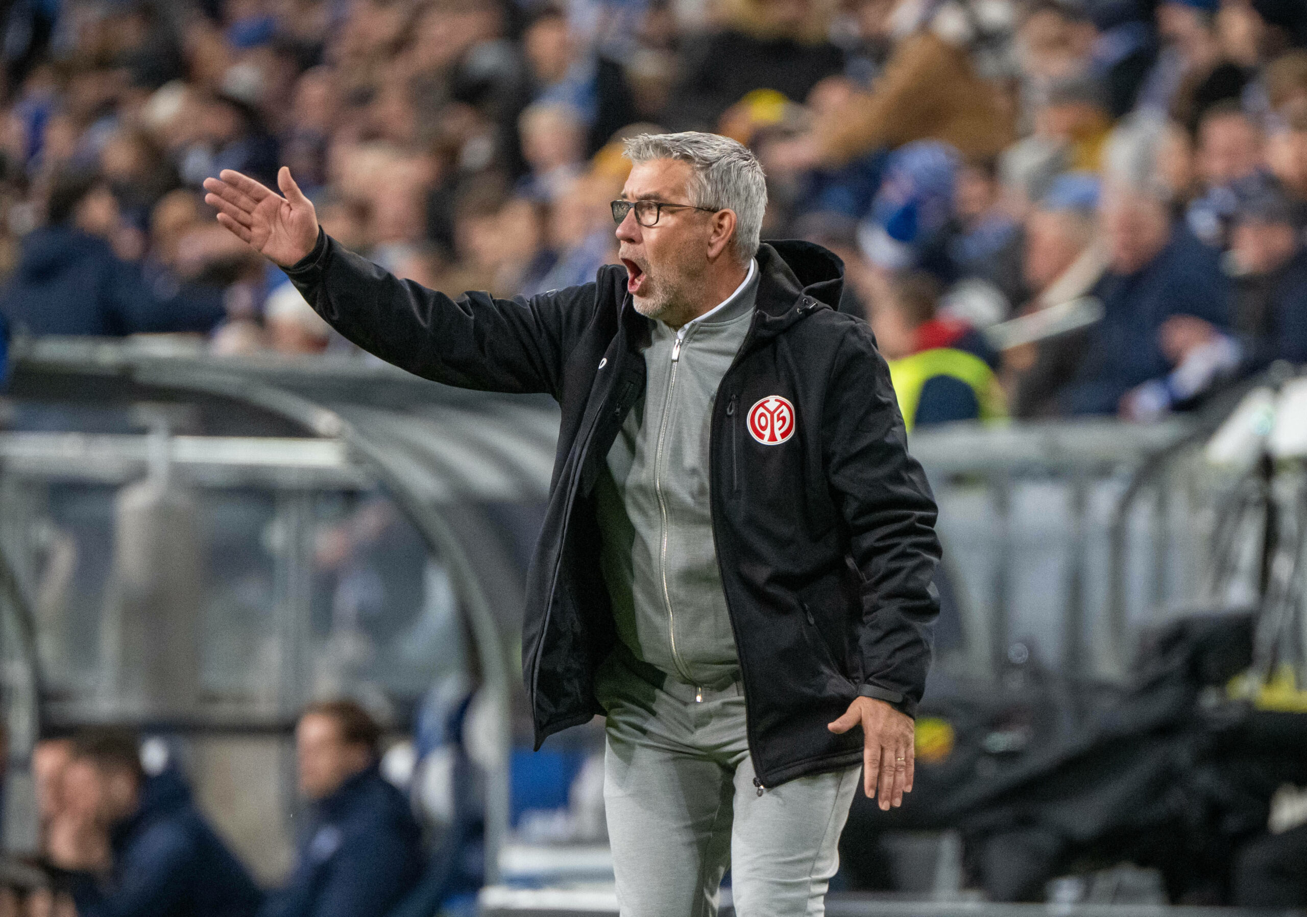 Mainz-Trainer Urs Fischer gibt Anweisungen von der Seitenlinie