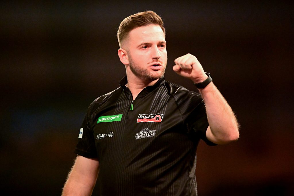 Darts-Profi Arno Merk ballt die Faust