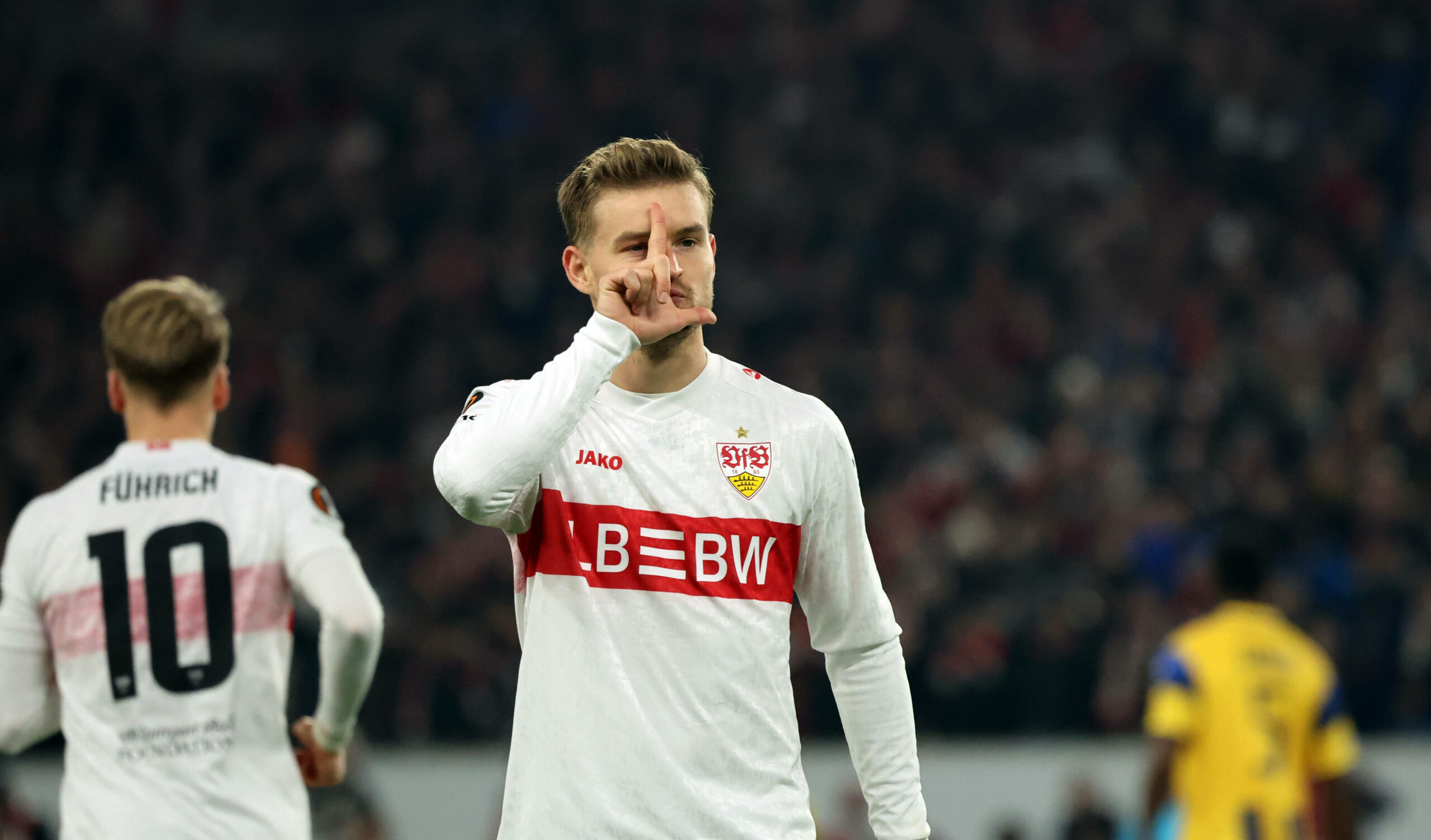 Stuttgart-Verteidiger Maximilian Mittelstädt formt als Torjubel ein L vor seinen Lippen