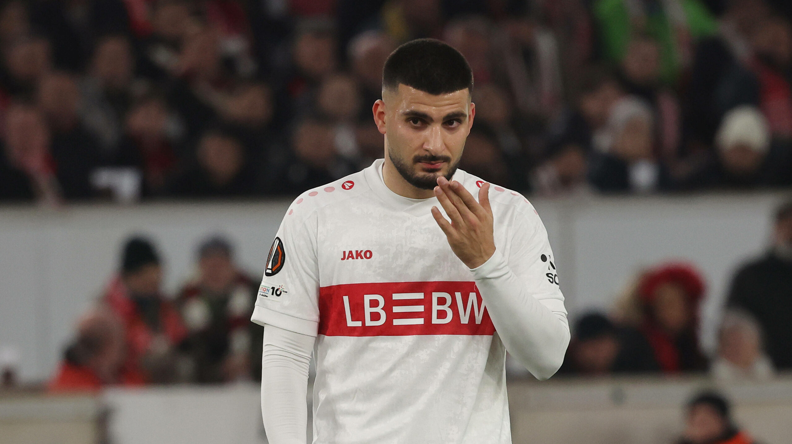 VfB Stuttgart-Stürmer Deniz Undav schaut kritisch