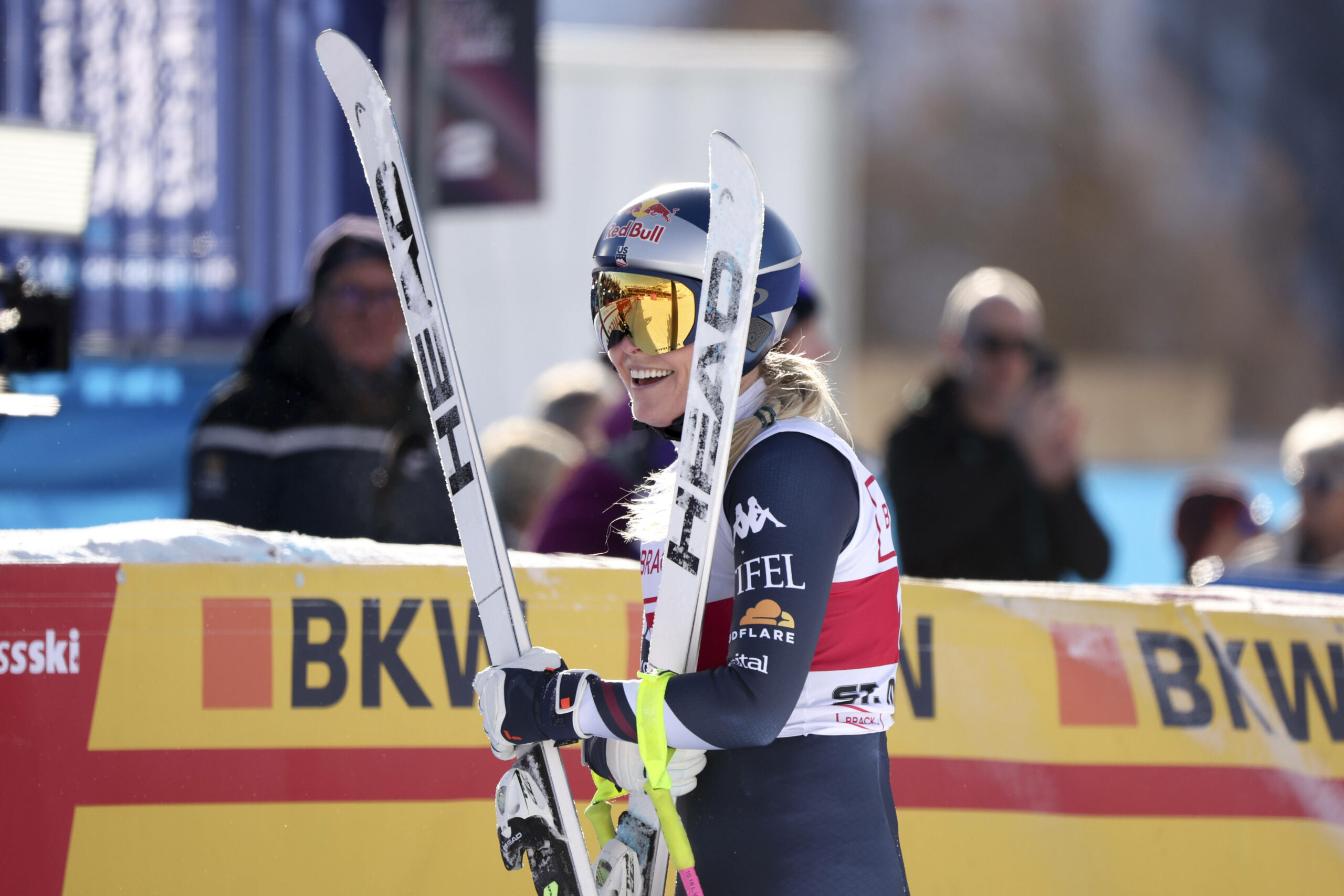 Lindsey Vonn freut sich über ihre starke Abfahrt in St. Moritz.